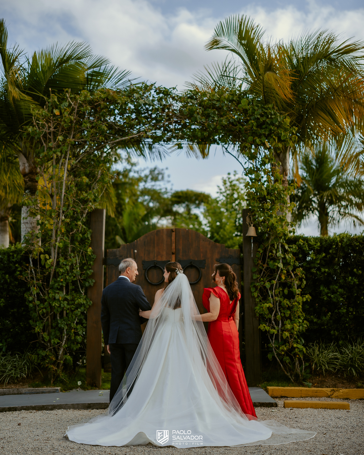 Cerimônia de casamento ao ar livre no Colina Eventos em Brusque SC, noivos no altar cercados por decoração elegante e convidados, fotografia de casamento em Brusque, Itajaí, Balneário Camboriú e região