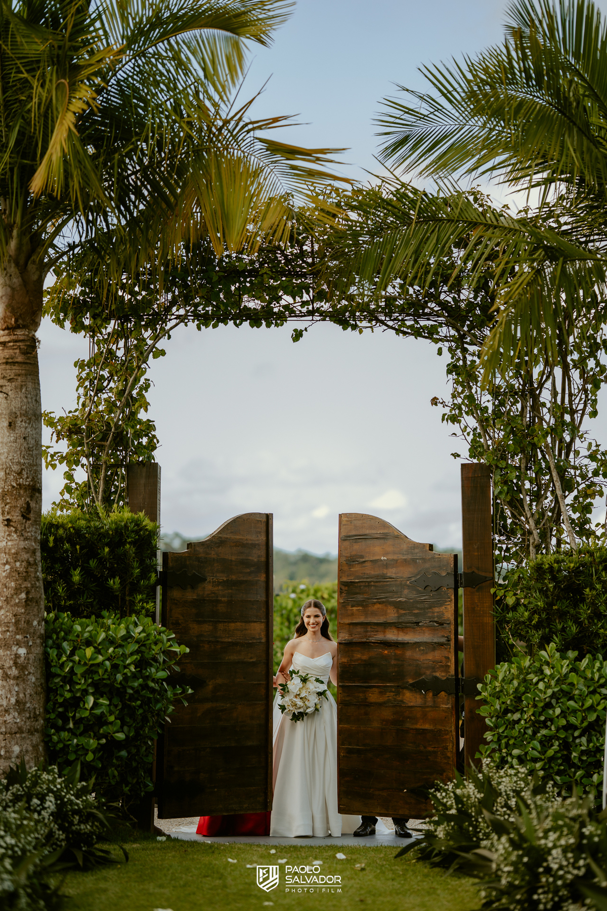 Cerimônia de casamento ao ar livre no Colina Eventos em Brusque SC, noivos no altar cercados por decoração elegante e convidados, fotografia de casamento em Brusque, Itajaí, Balneário Camboriú e região