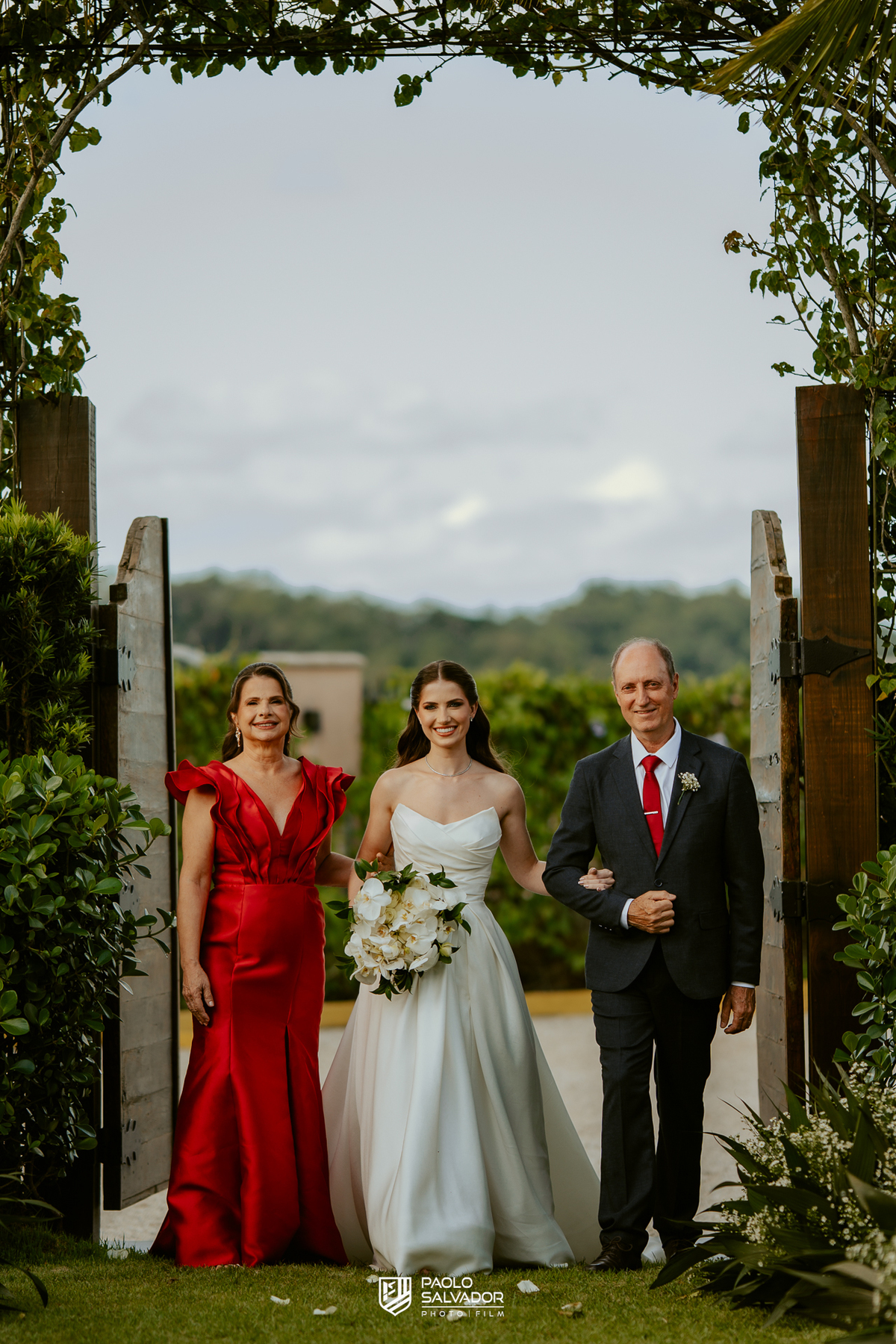 Cerimônia de casamento ao ar livre no Colina Eventos em Brusque SC, noivos no altar cercados por decoração elegante e convidados, fotografia de casamento em Brusque, Itajaí, Balneário Camboriú e região