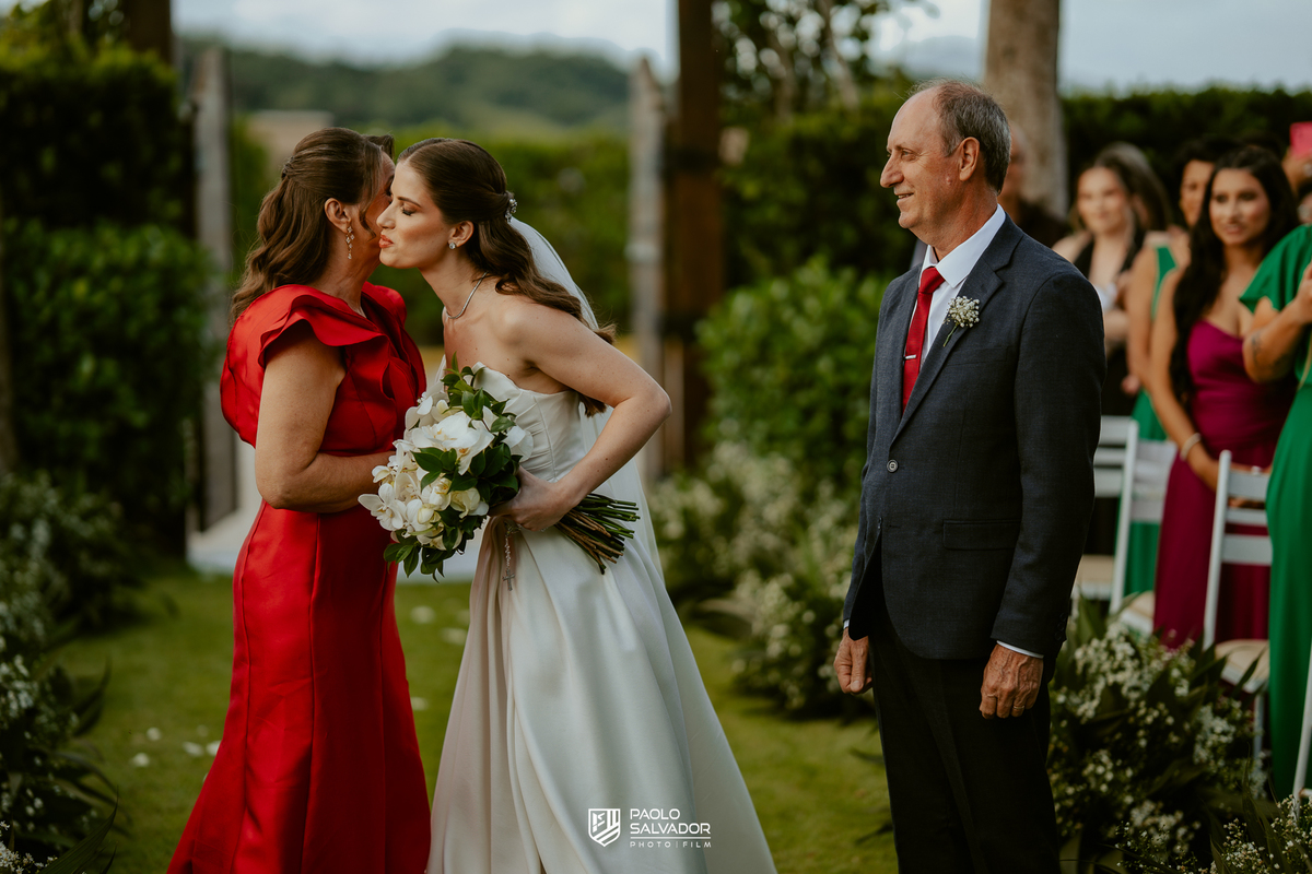 Cerimônia de casamento ao ar livre no Colina Eventos em Brusque SC, noivos no altar cercados por decoração elegante e convidados, fotografia de casamento em Brusque, Itajaí, Balneário Camboriú e região