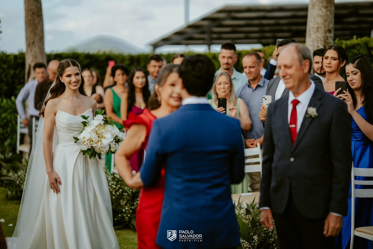 Cerimônia de casamento ao ar livre no Colina Eventos em Brusque SC, noivos no altar cercados por decoração elegante e convidados, fotografia de casamento em Brusque, Itajaí, Balneário Camboriú e região