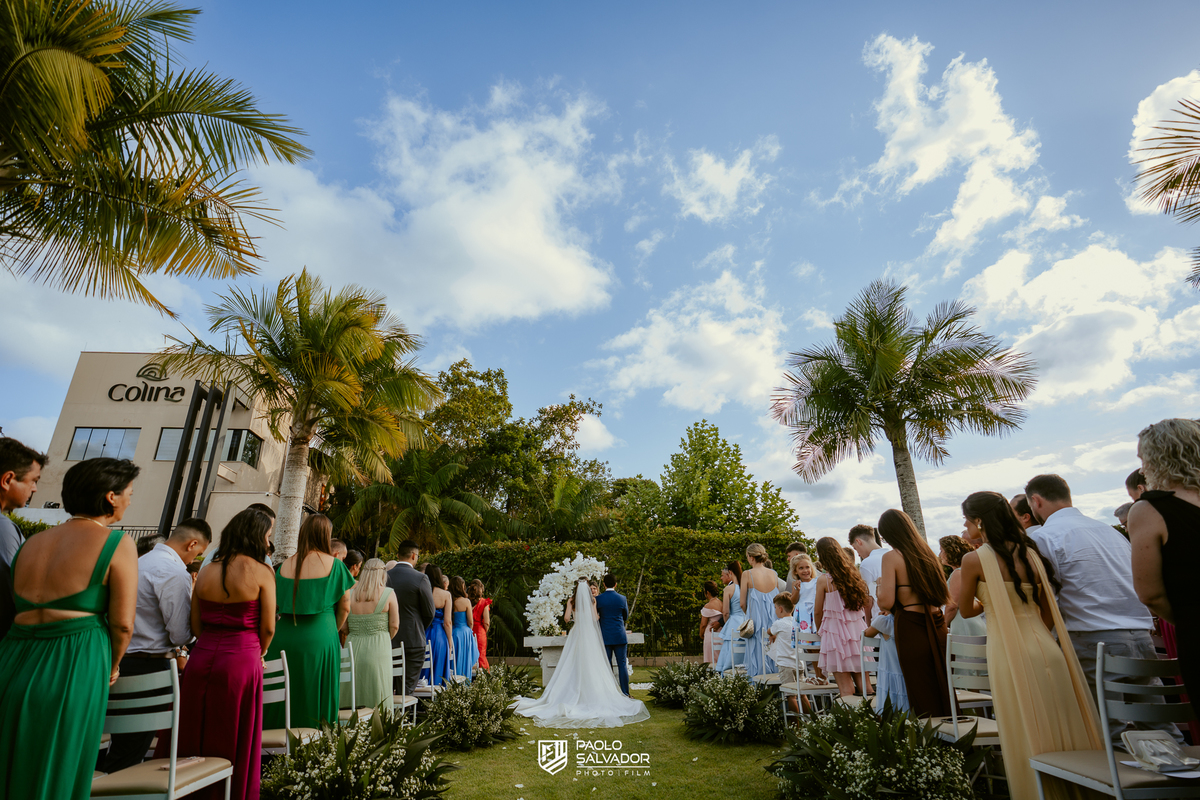 Cerimônia de casamento ao ar livre no Colina Eventos em Brusque SC, noivos no altar cercados por decoração elegante e convidados, fotografia de casamento em Brusque, Itajaí, Balneário Camboriú e região