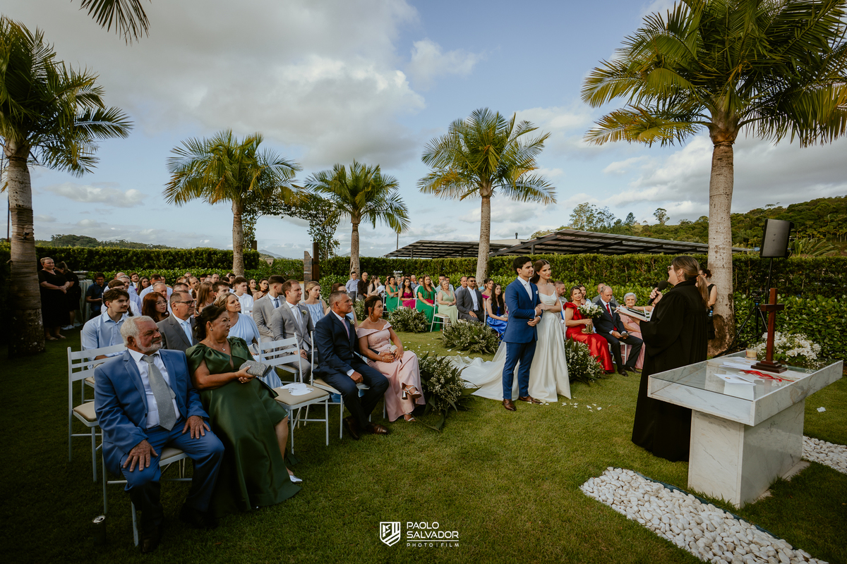 Cerimônia de casamento ao ar livre no Colina Eventos em Brusque SC, noivos no altar cercados por decoração elegante e convidados, fotografia de casamento em Brusque, Itajaí, Balneário Camboriú e região