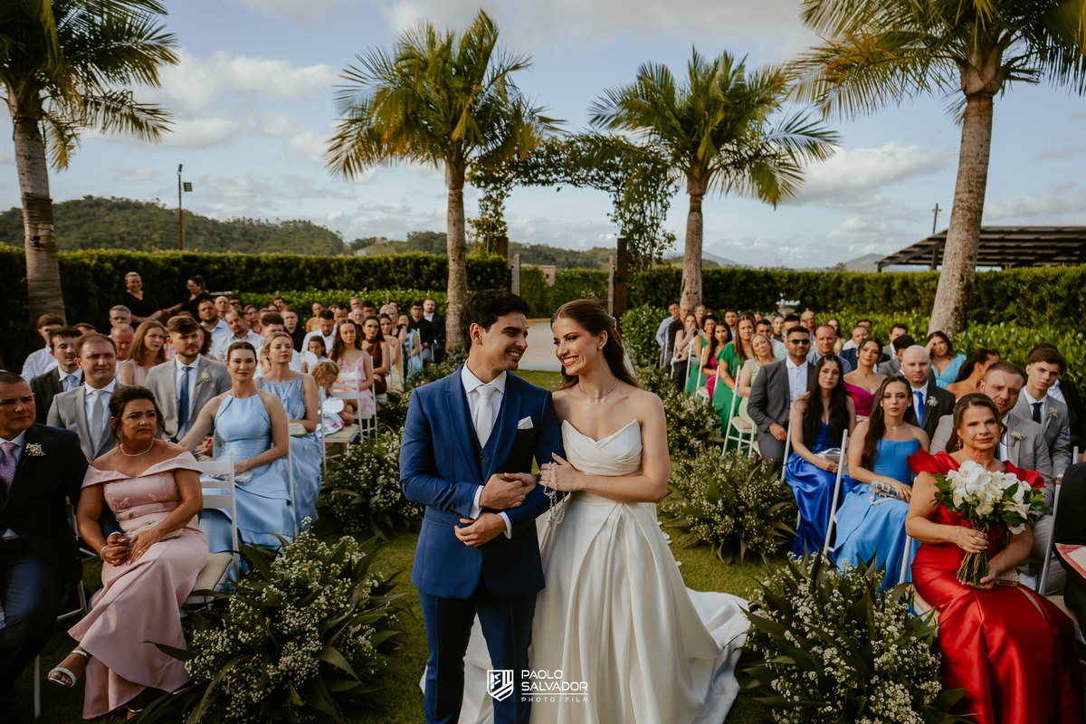 Cerimônia de casamento ao ar livre no Colina Eventos em Brusque SC, noivos no altar cercados por decoração elegante e convidados, fotografia de casamento em Brusque, Itajaí, Balneário Camboriú e região