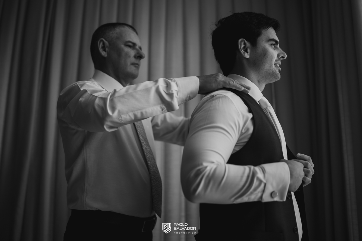 Making of do noivo em casamento no Colina Eventos em Brusque SC, momento elegante com ajuste de gravata e preparação do traje, fotografia de casamento em Brusque, Itajaí, Balneário Camboriú e região