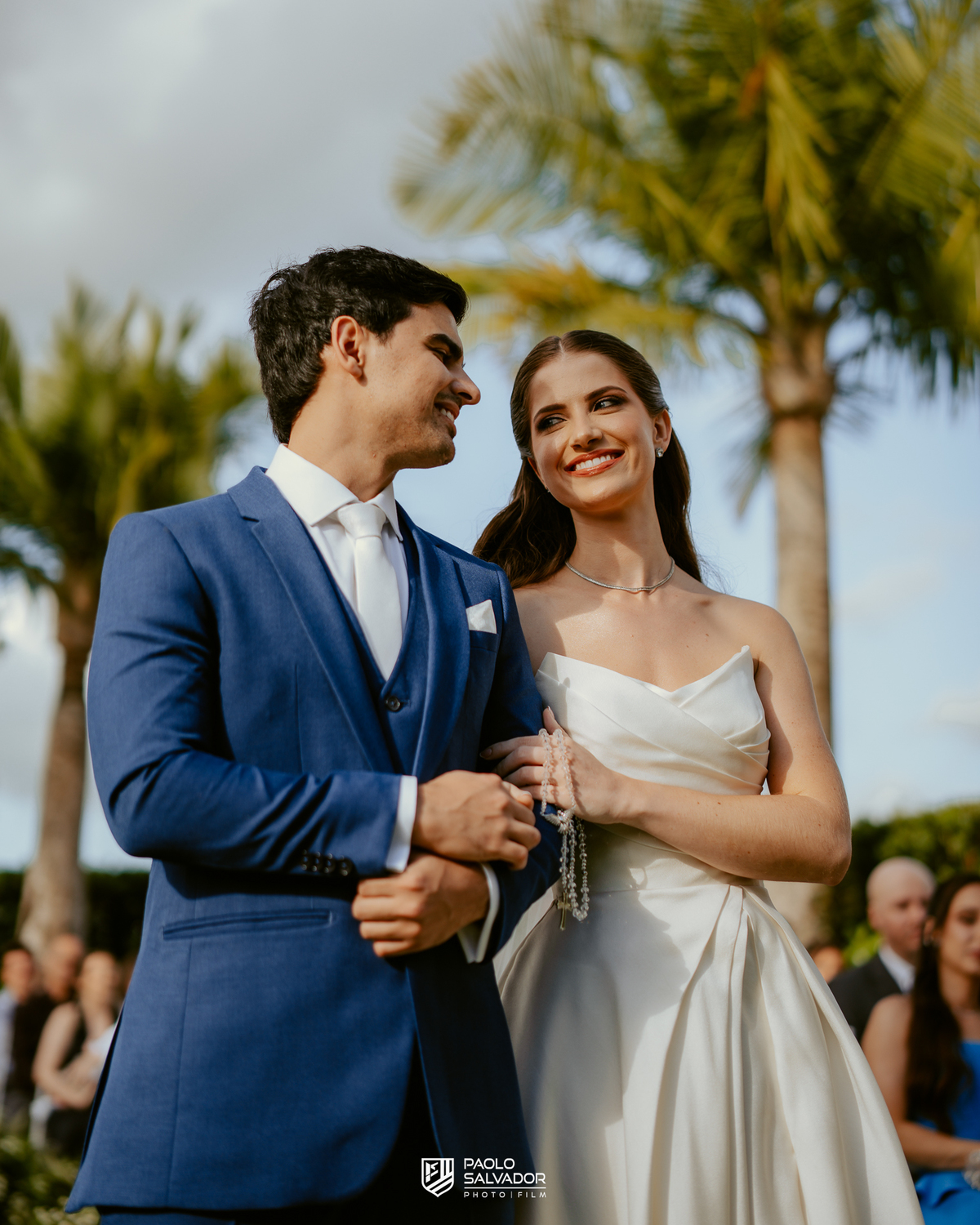 Cerimônia de casamento ao ar livre no Colina Eventos em Brusque SC, noivos no altar cercados por decoração elegante e convidados, fotografia de casamento em Brusque, Itajaí, Balneário Camboriú e região