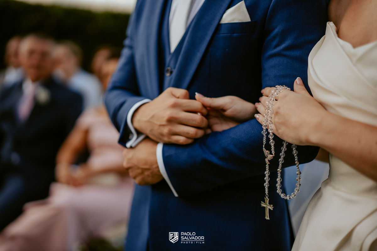 Cerimônia de casamento ao ar livre no Colina Eventos em Brusque SC, noivos no altar cercados por decoração elegante e convidados, fotografia de casamento em Brusque, Itajaí, Balneário Camboriú e região