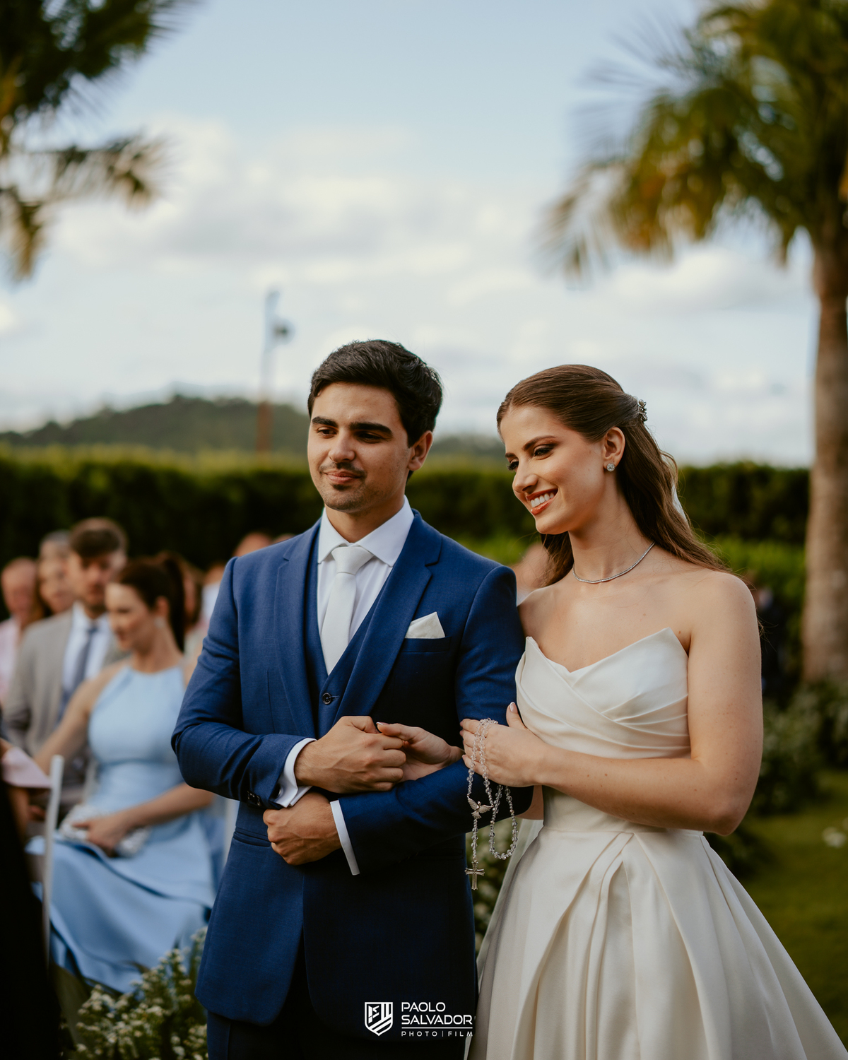 Cerimônia de casamento ao ar livre no Colina Eventos em Brusque SC, noivos no altar cercados por decoração elegante e convidados, fotografia de casamento em Brusque, Itajaí, Balneário Camboriú e região