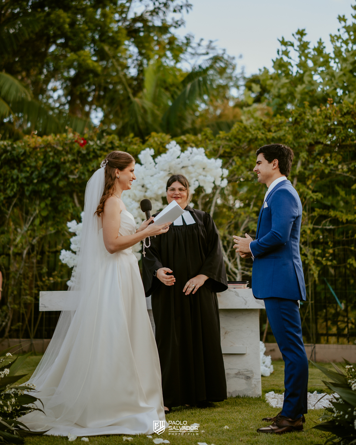 Cerimônia de casamento ao ar livre no Colina Eventos em Brusque SC, noivos no altar cercados por decoração elegante e convidados, fotografia de casamento em Brusque, Itajaí, Balneário Camboriú e região