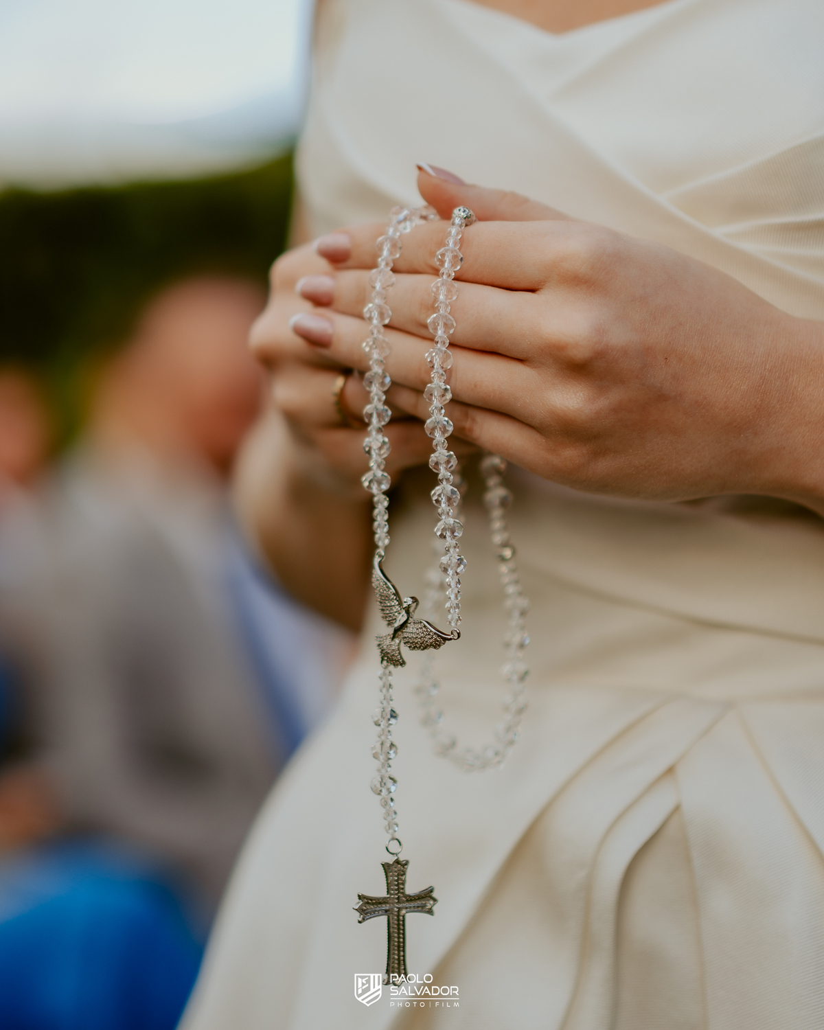 Cerimônia de casamento ao ar livre no Colina Eventos em Brusque SC, noivos no altar cercados por decoração elegante e convidados, fotografia de casamento em Brusque, Itajaí, Balneário Camboriú e região