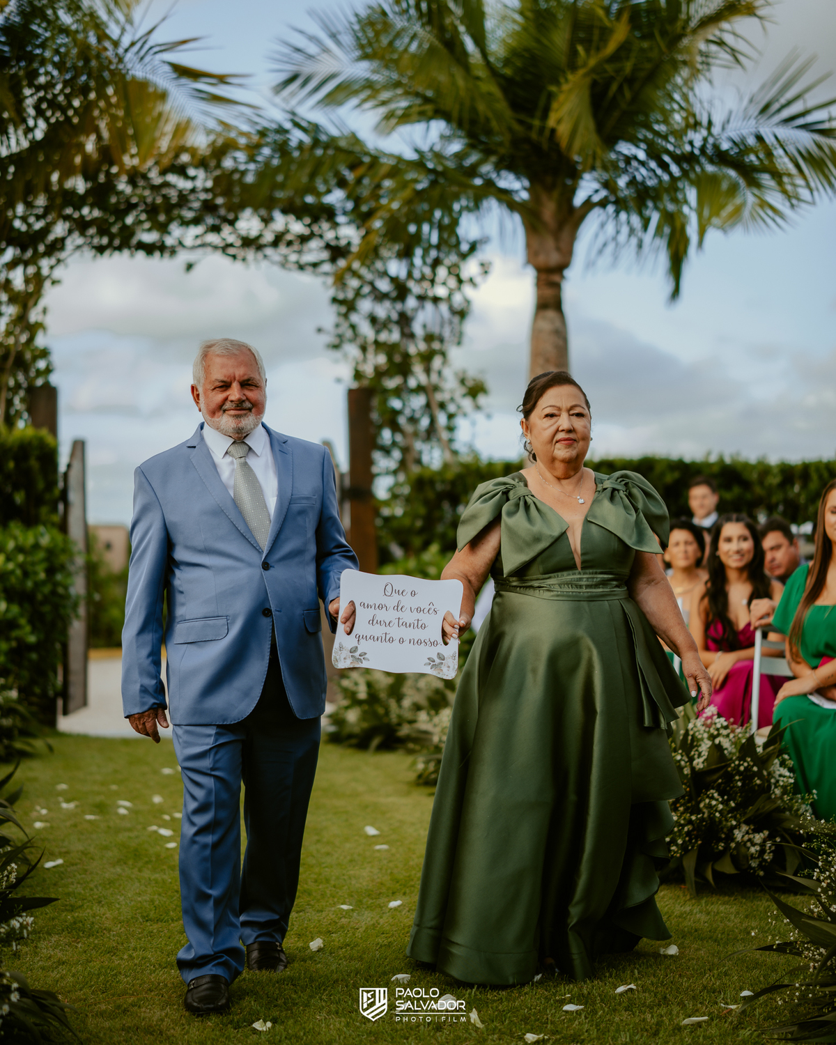 Cerimônia de casamento ao ar livre no Colina Eventos em Brusque SC, noivos no altar cercados por decoração elegante e convidados, fotografia de casamento em Brusque, Itajaí, Balneário Camboriú e região