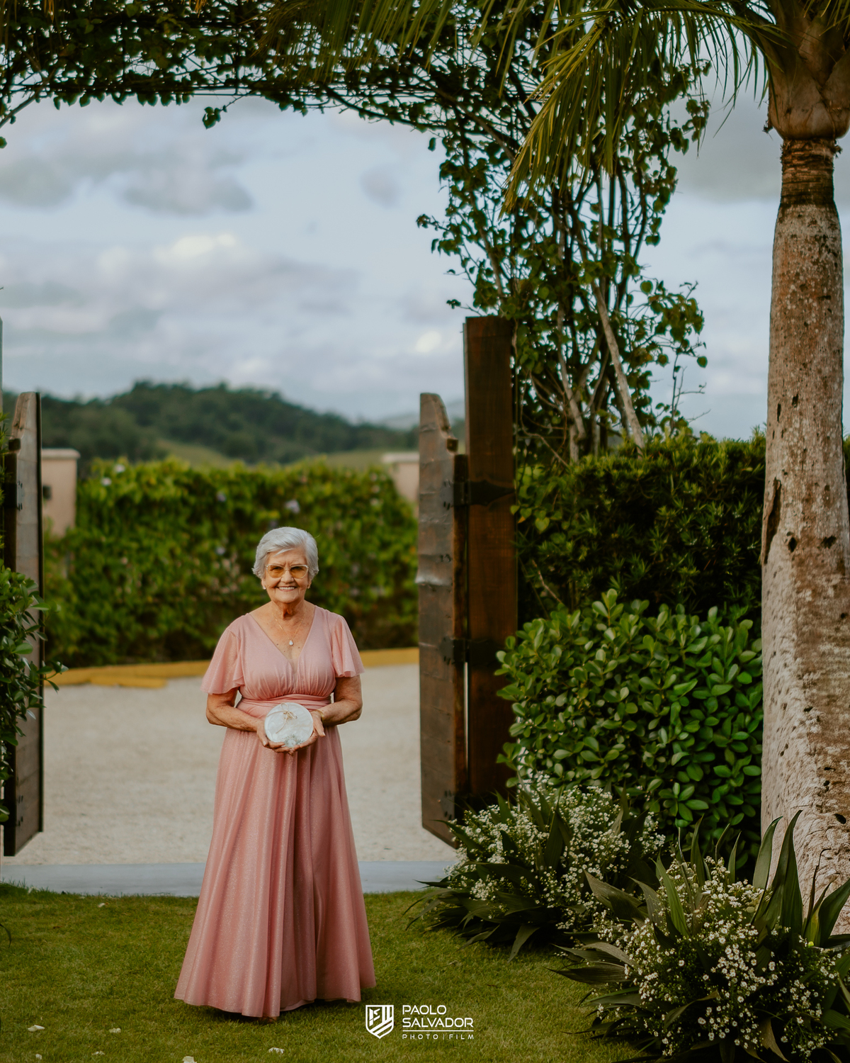 Cerimônia de casamento ao ar livre no Colina Eventos em Brusque SC, noivos no altar cercados por decoração elegante e convidados, fotografia de casamento em Brusque, Itajaí, Balneário Camboriú e região