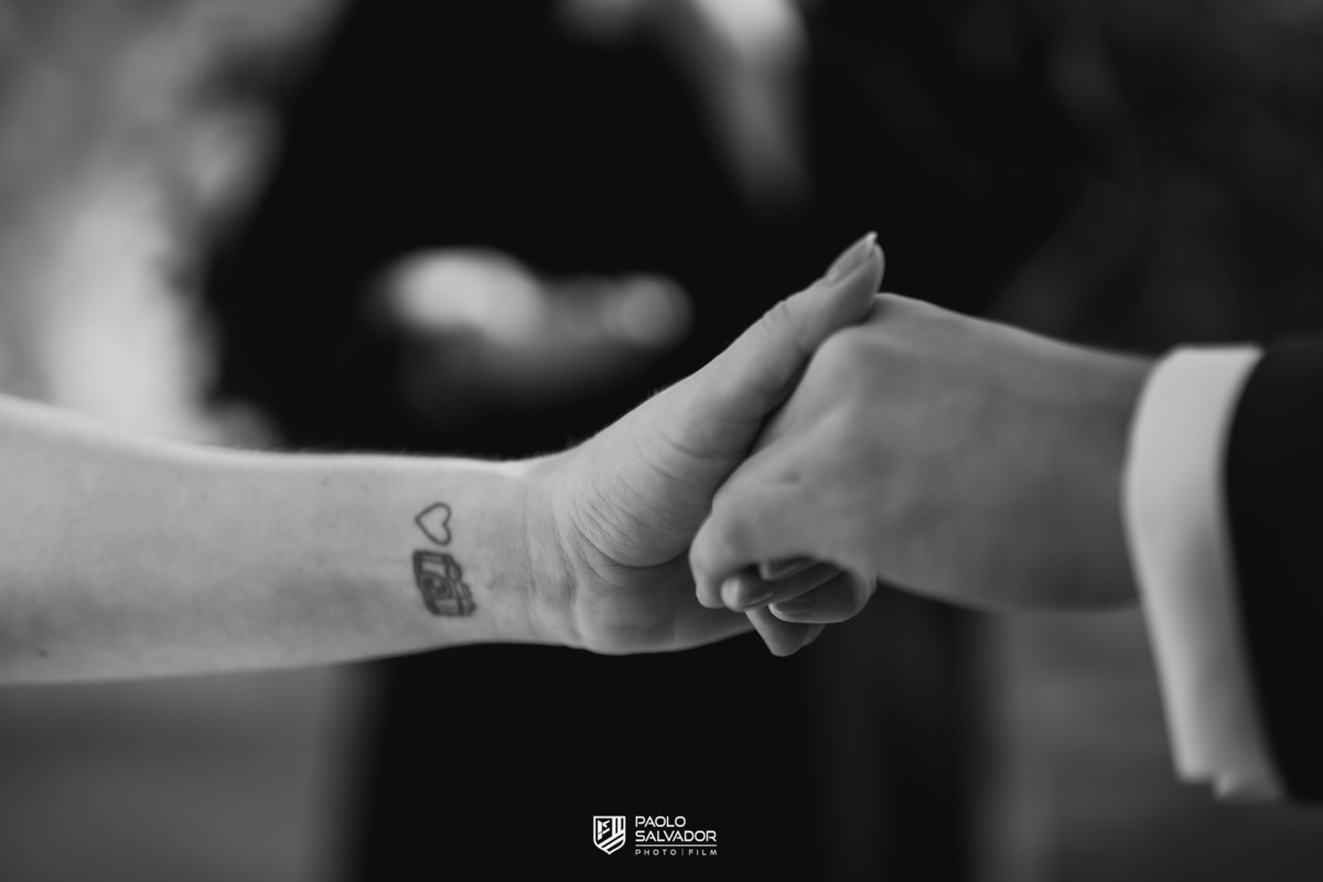 Cerimônia de casamento ao ar livre no Colina Eventos em Brusque SC, noivos no altar cercados por decoração elegante e convidados, fotografia de casamento em Brusque, Itajaí, Balneário Camboriú e região