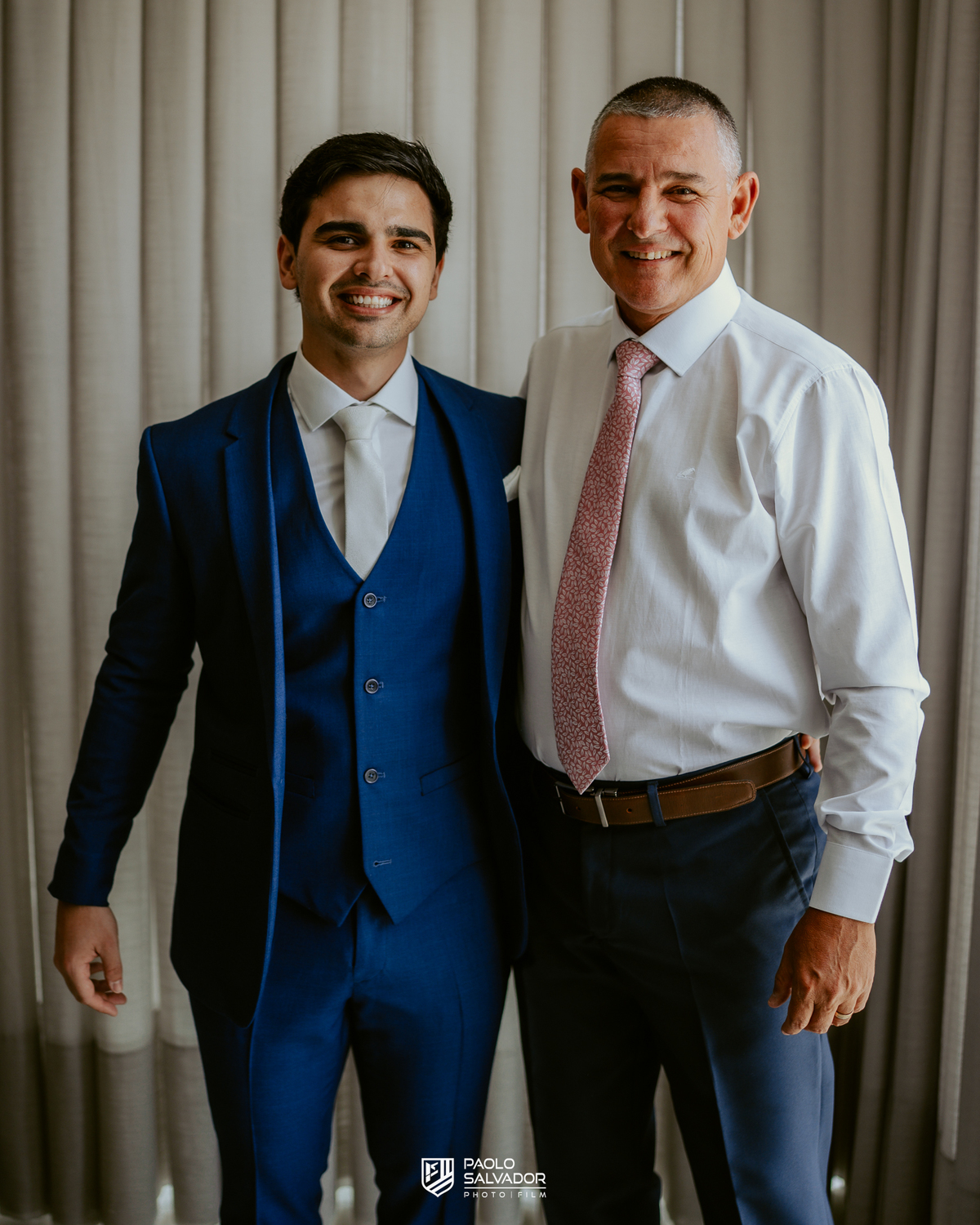 Making of do noivo em casamento no Colina Eventos em Brusque SC, momento elegante com ajuste de gravata e preparação do traje, fotografia de casamento em Brusque, Itajaí, Balneário Camboriú e região