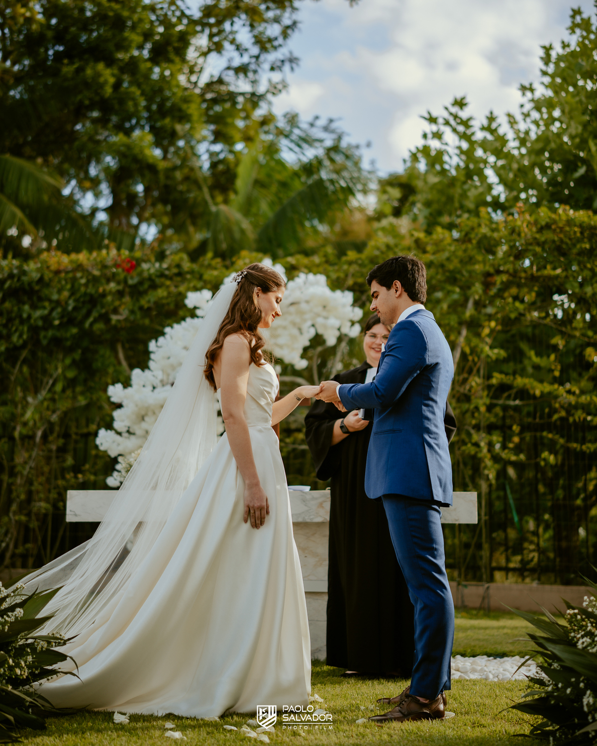 Cerimônia de casamento ao ar livre no Colina Eventos em Brusque SC, noivos no altar cercados por decoração elegante e convidados, fotografia de casamento em Brusque, Itajaí, Balneário Camboriú e região