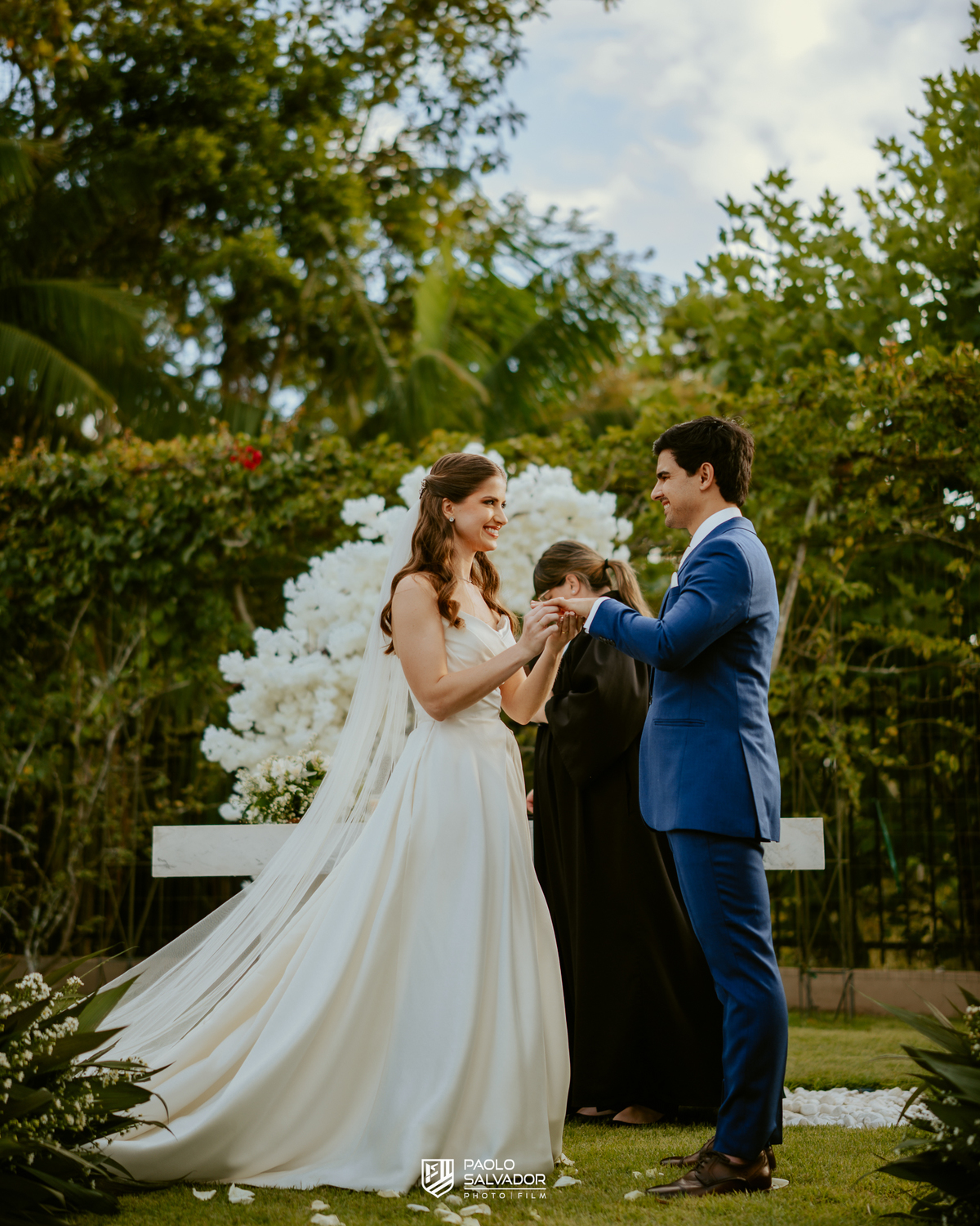 Cerimônia de casamento ao ar livre no Colina Eventos em Brusque SC, noivos no altar cercados por decoração elegante e convidados, fotografia de casamento em Brusque, Itajaí, Balneário Camboriú e região