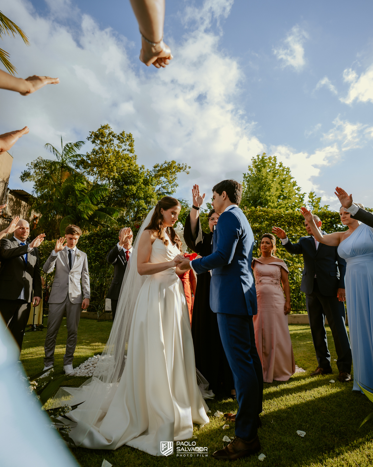 Cerimônia de casamento ao ar livre no Colina Eventos em Brusque SC, noivos no altar cercados por decoração elegante e convidados, fotografia de casamento em Brusque, Itajaí, Balneário Camboriú e região