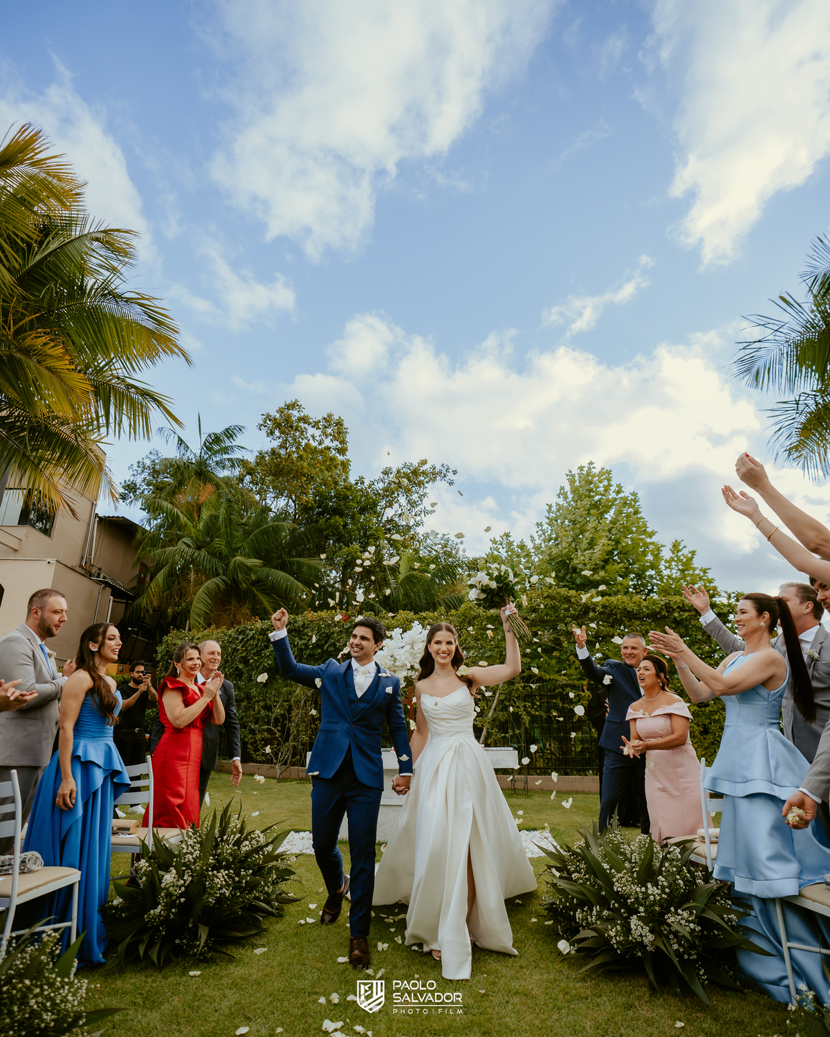 Cerimônia de casamento ao ar livre no Colina Eventos em Brusque SC, noivos no altar cercados por decoração elegante e convidados, fotografia de casamento em Brusque, Itajaí, Balneário Camboriú e região