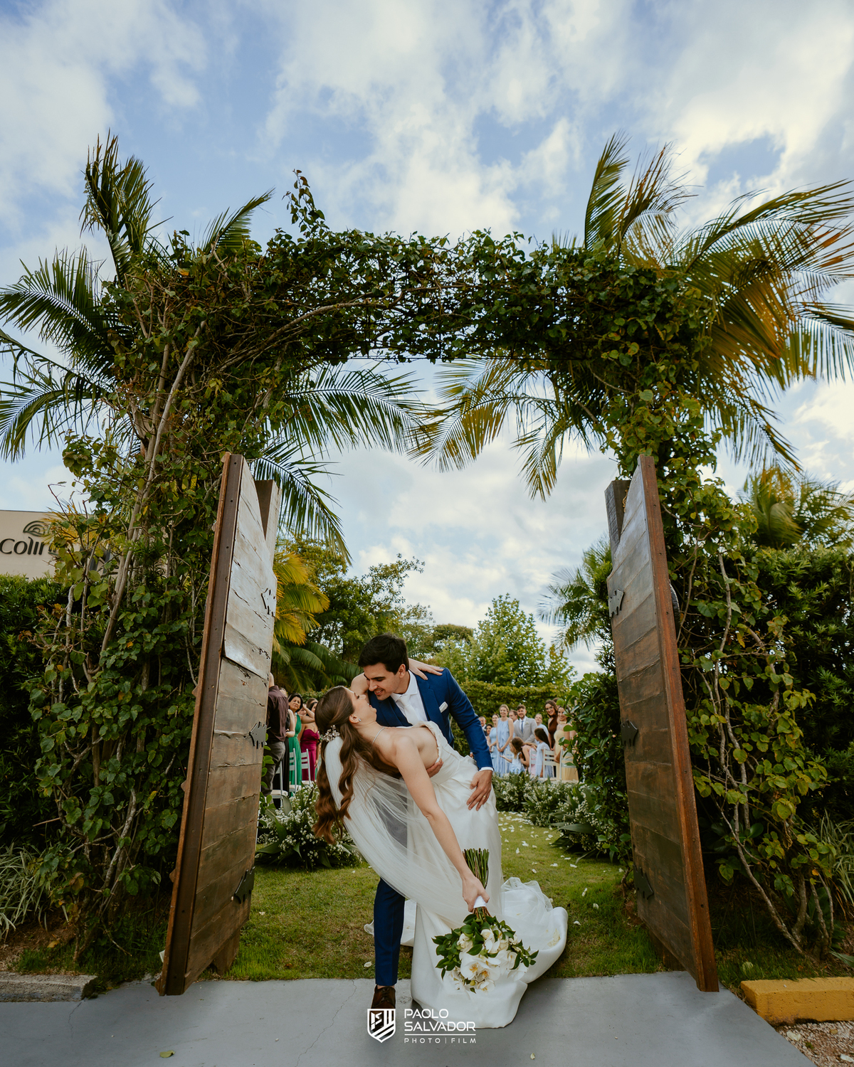Cerimônia de casamento ao ar livre no Colina Eventos em Brusque SC, noivos no altar cercados por decoração elegante e convidados, fotografia de casamento em Brusque, Itajaí, Balneário Camboriú e região