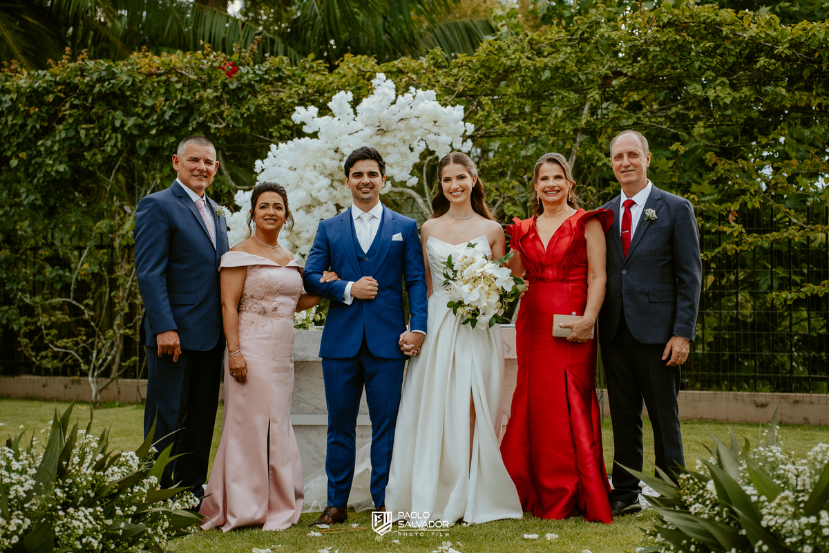Cerimônia de casamento ao ar livre no Colina Eventos em Brusque SC, noivos no altar cercados por decoração elegante e convidados, fotografia de casamento em Brusque, Itajaí, Balneário Camboriú e região