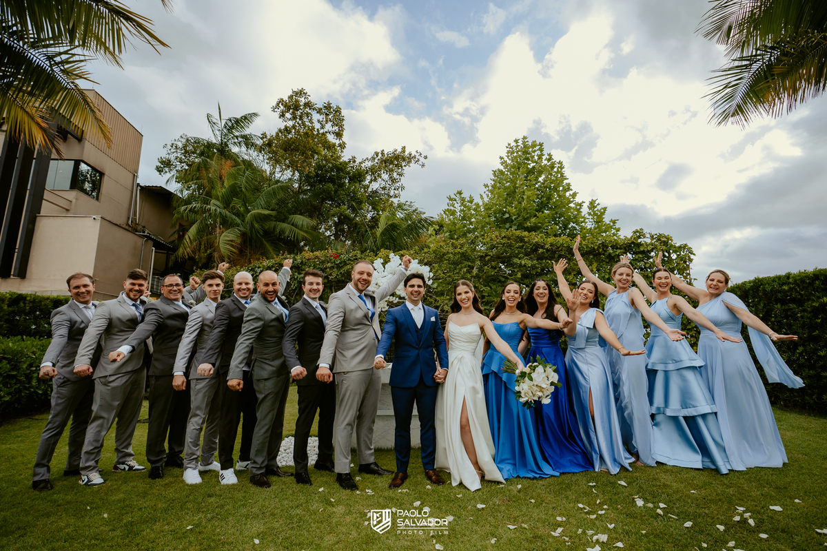 Cerimônia de casamento ao ar livre no Colina Eventos em Brusque SC, noivos no altar cercados por decoração elegante e convidados, fotografia de casamento em Brusque, Itajaí, Balneário Camboriú e região