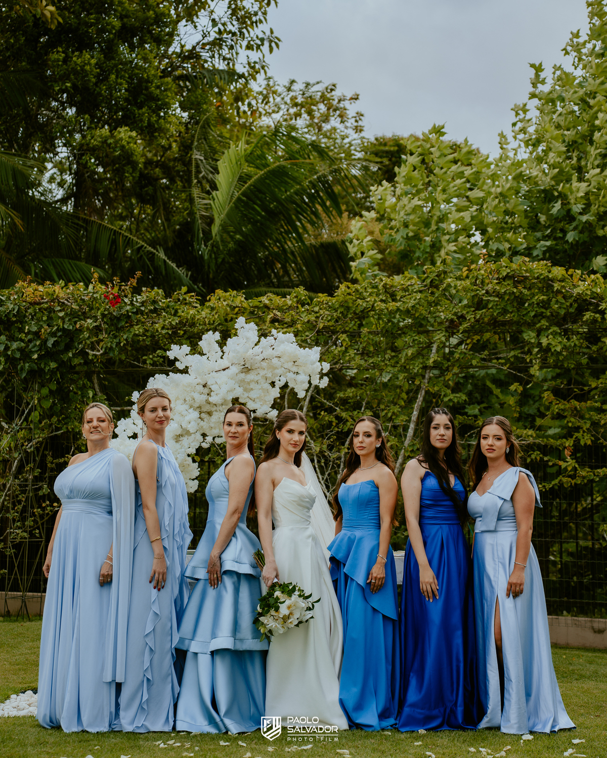 Ensaio dos noivos após a cerimônia no Colina Eventos em Brusque SC, casal caminhando e trocando carinho ao ar livre, fotografia de casamento em Brusque, Itajaí, Balneário Camboriú e região