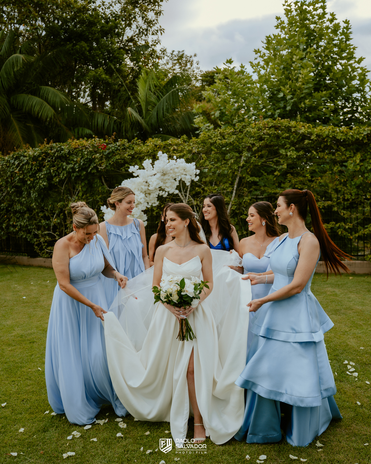 Ensaio dos noivos após a cerimônia no Colina Eventos em Brusque SC, casal caminhando e trocando carinho ao ar livre, fotografia de casamento em Brusque, Itajaí, Balneário Camboriú e região