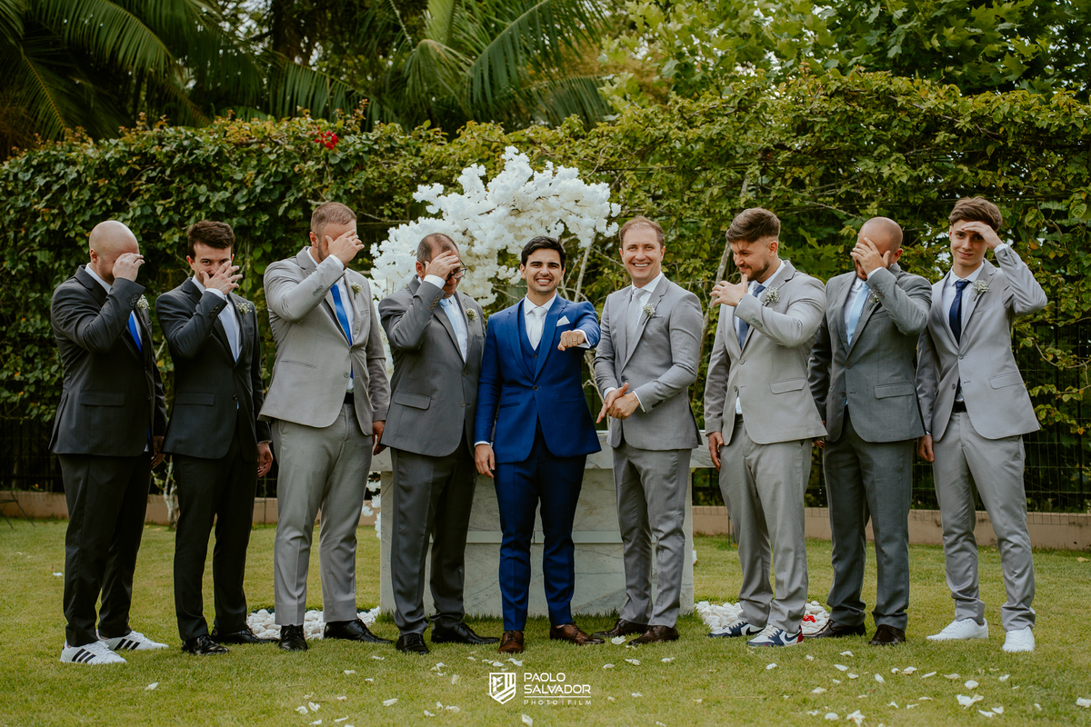 Ensaio dos noivos após a cerimônia no Colina Eventos em Brusque SC, casal caminhando e trocando carinho ao ar livre, fotografia de casamento em Brusque, Itajaí, Balneário Camboriú e região