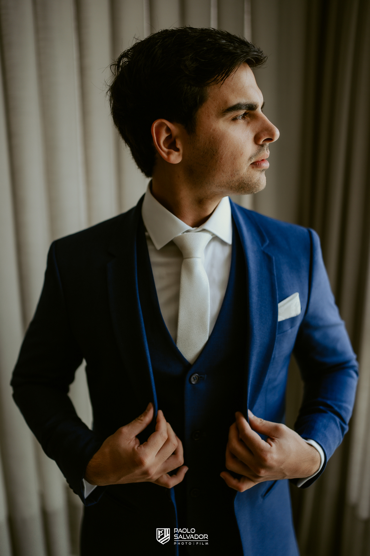 Making of do noivo em casamento no Colina Eventos em Brusque SC, momento elegante com ajuste de gravata e preparação do traje, fotografia de casamento em Brusque, Itajaí, Balneário Camboriú e região