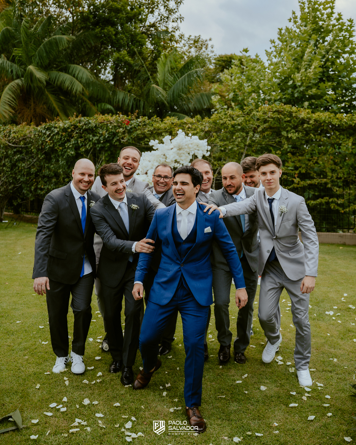 Ensaio dos noivos após a cerimônia no Colina Eventos em Brusque SC, casal caminhando e trocando carinho ao ar livre, fotografia de casamento em Brusque, Itajaí, Balneário Camboriú e região