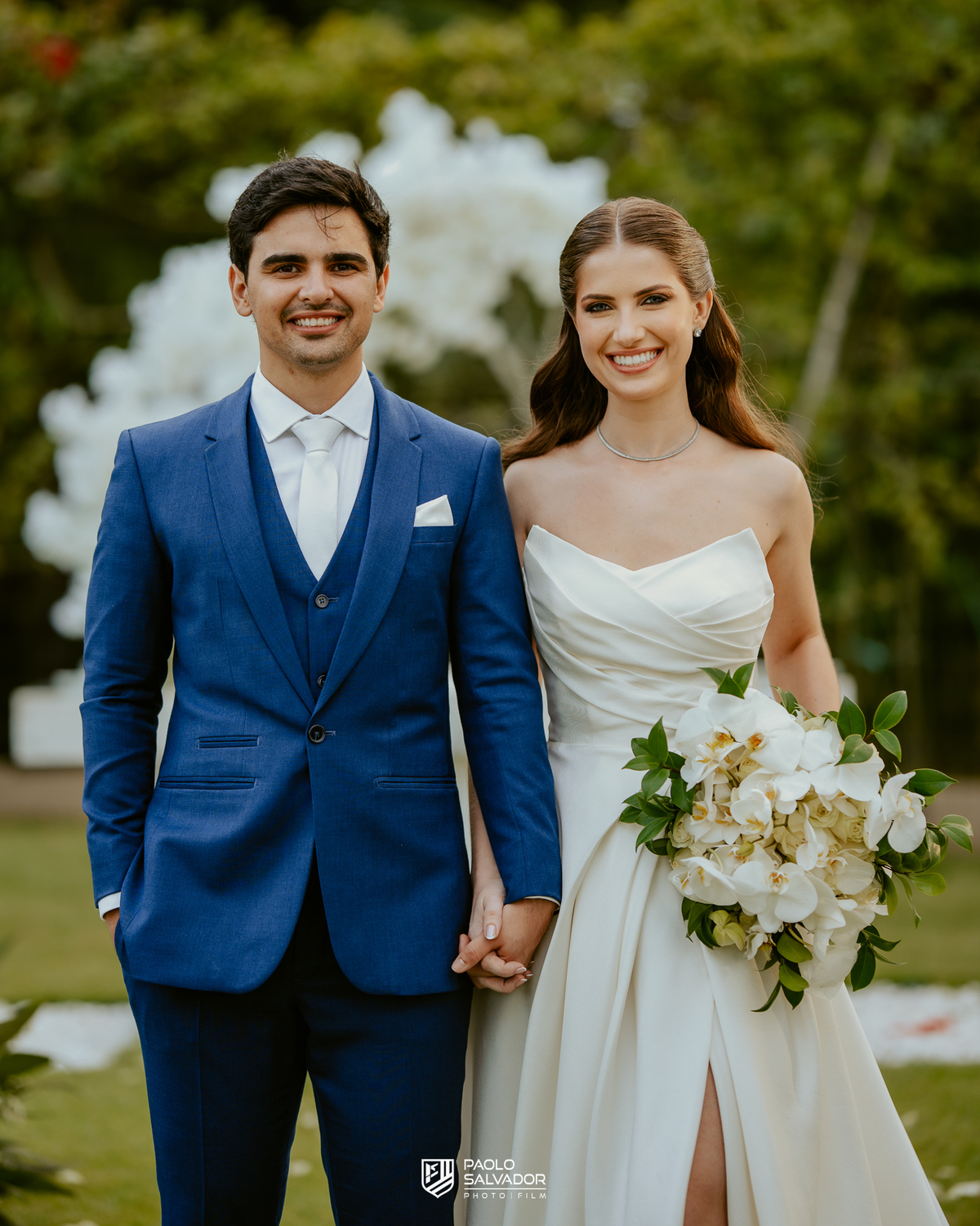 Ensaio dos noivos após a cerimônia no Colina Eventos em Brusque SC, casal caminhando e trocando carinho ao ar livre, fotografia de casamento em Brusque, Itajaí, Balneário Camboriú e região