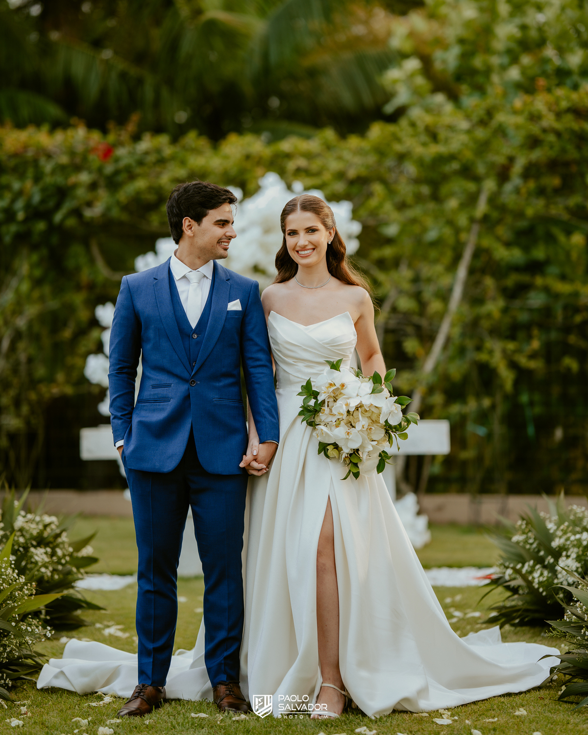Ensaio dos noivos após a cerimônia no Colina Eventos em Brusque SC, casal caminhando e trocando carinho ao ar livre, fotografia de casamento em Brusque, Itajaí, Balneário Camboriú e região