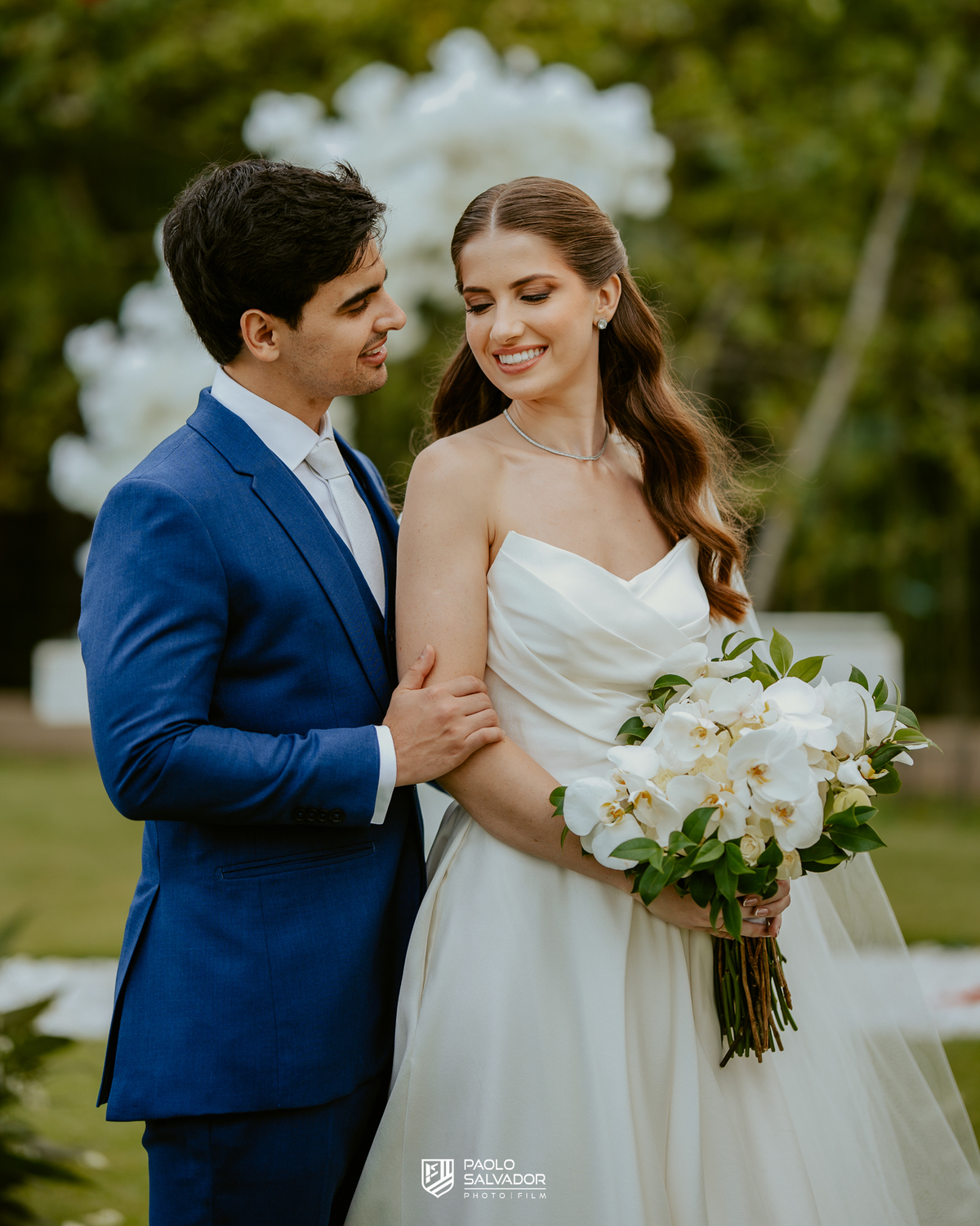 Ensaio dos noivos após a cerimônia no Colina Eventos em Brusque SC, casal caminhando e trocando carinho ao ar livre, fotografia de casamento em Brusque, Itajaí, Balneário Camboriú e região