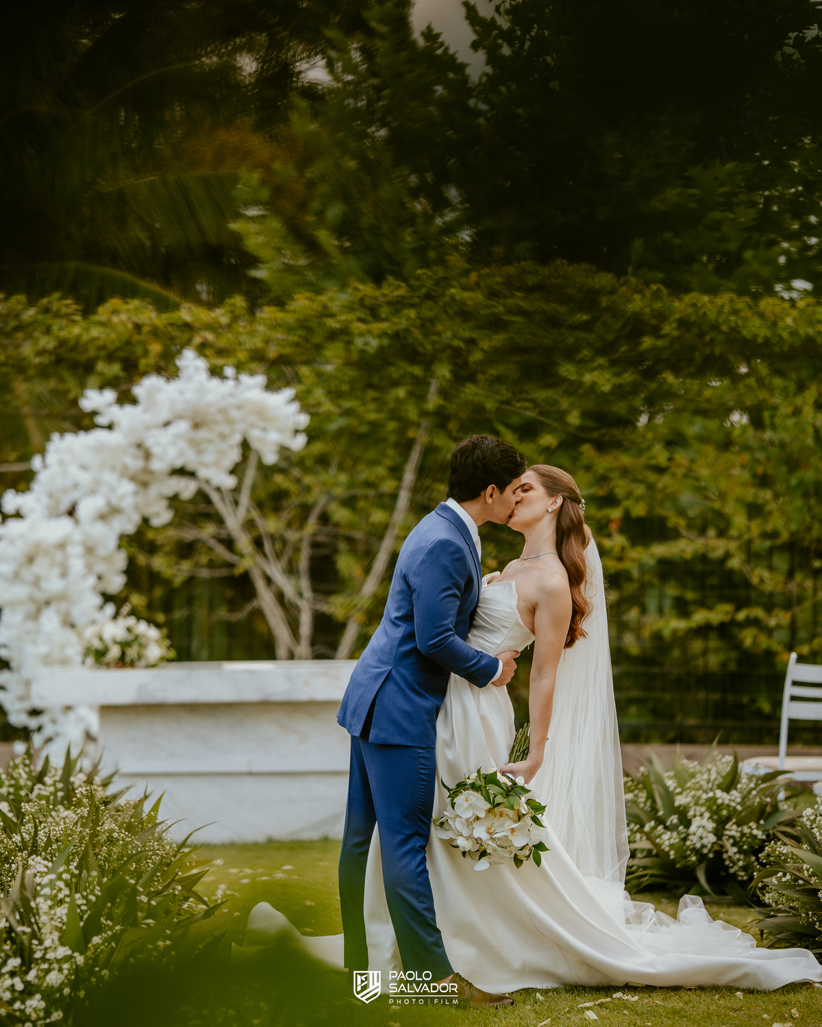 Ensaio dos noivos após a cerimônia no Colina Eventos em Brusque SC, casal caminhando e trocando carinho ao ar livre, fotografia de casamento em Brusque, Itajaí, Balneário Camboriú e região