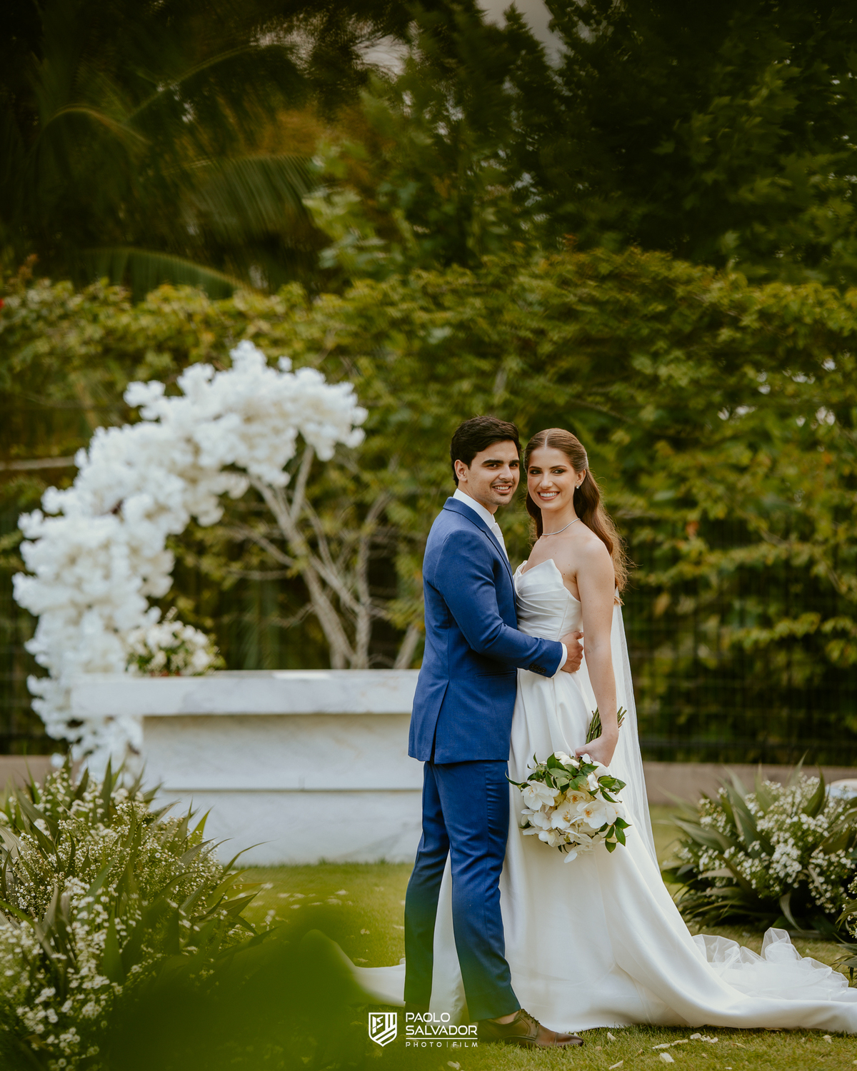 Ensaio dos noivos após a cerimônia no Colina Eventos em Brusque SC, casal caminhando e trocando carinho ao ar livre, fotografia de casamento em Brusque, Itajaí, Balneário Camboriú e região
