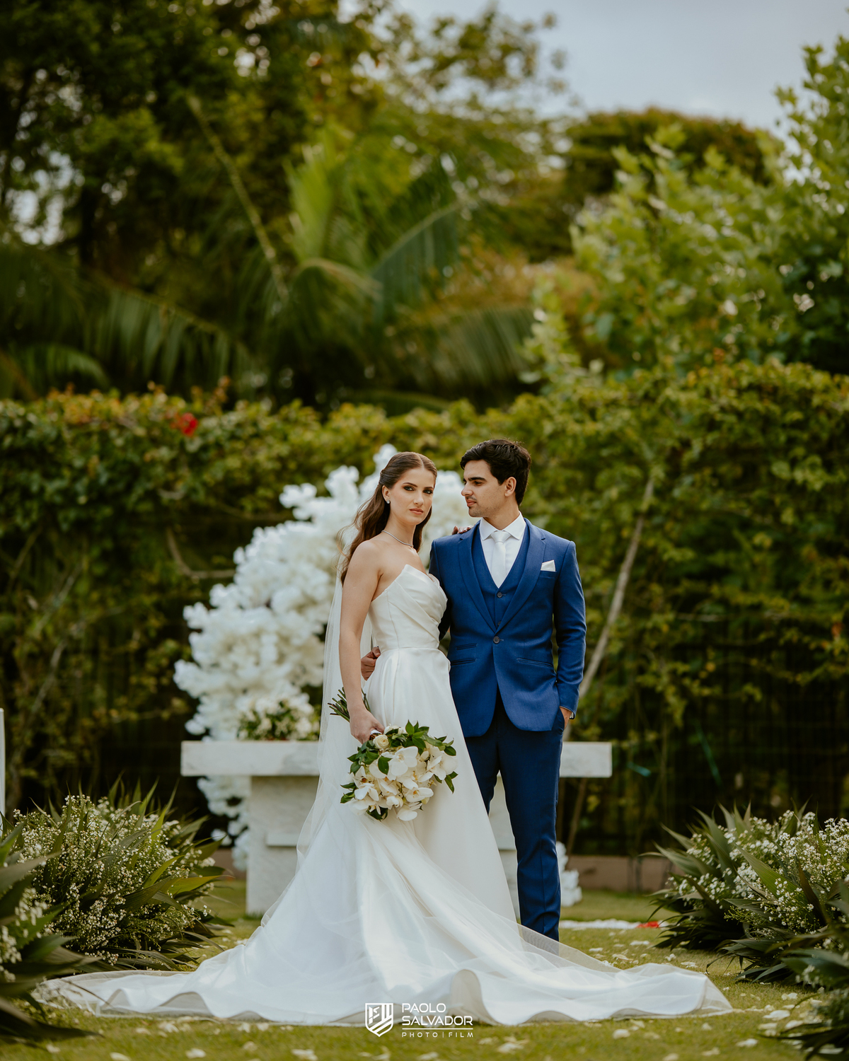 Ensaio dos noivos após a cerimônia no Colina Eventos em Brusque SC, casal caminhando e trocando carinho ao ar livre, fotografia de casamento em Brusque, Itajaí, Balneário Camboriú e região