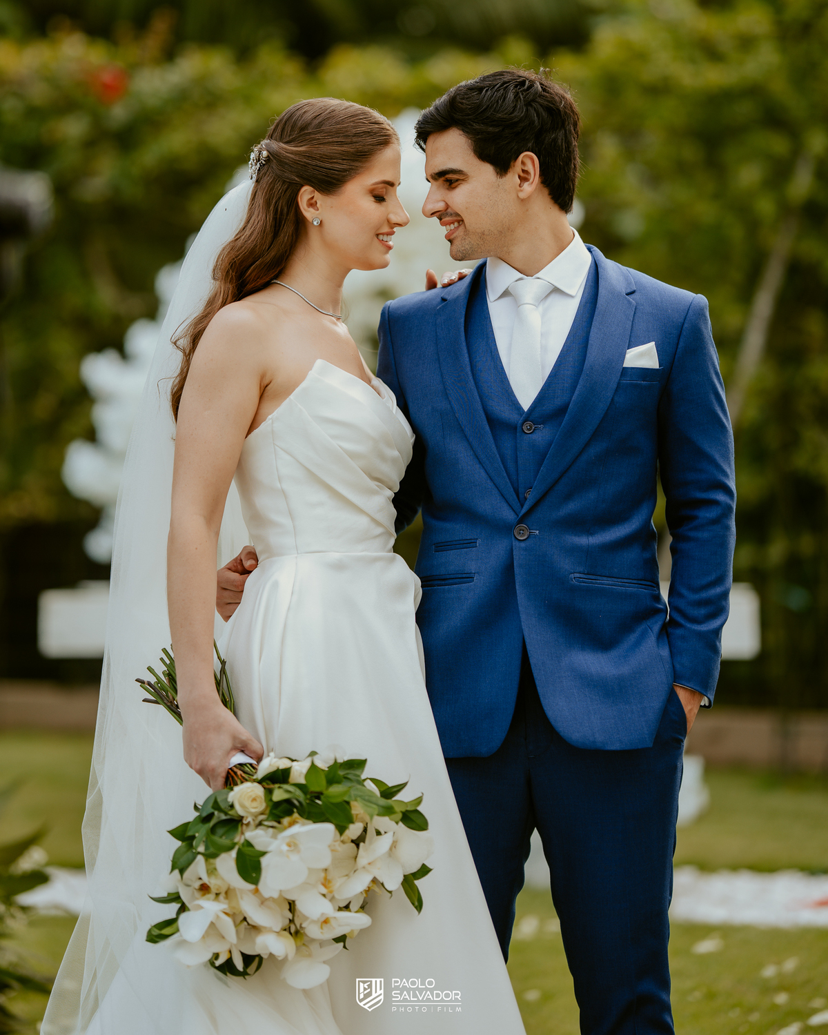 Ensaio dos noivos após a cerimônia no Colina Eventos em Brusque SC, casal caminhando e trocando carinho ao ar livre, fotografia de casamento em Brusque, Itajaí, Balneário Camboriú e região