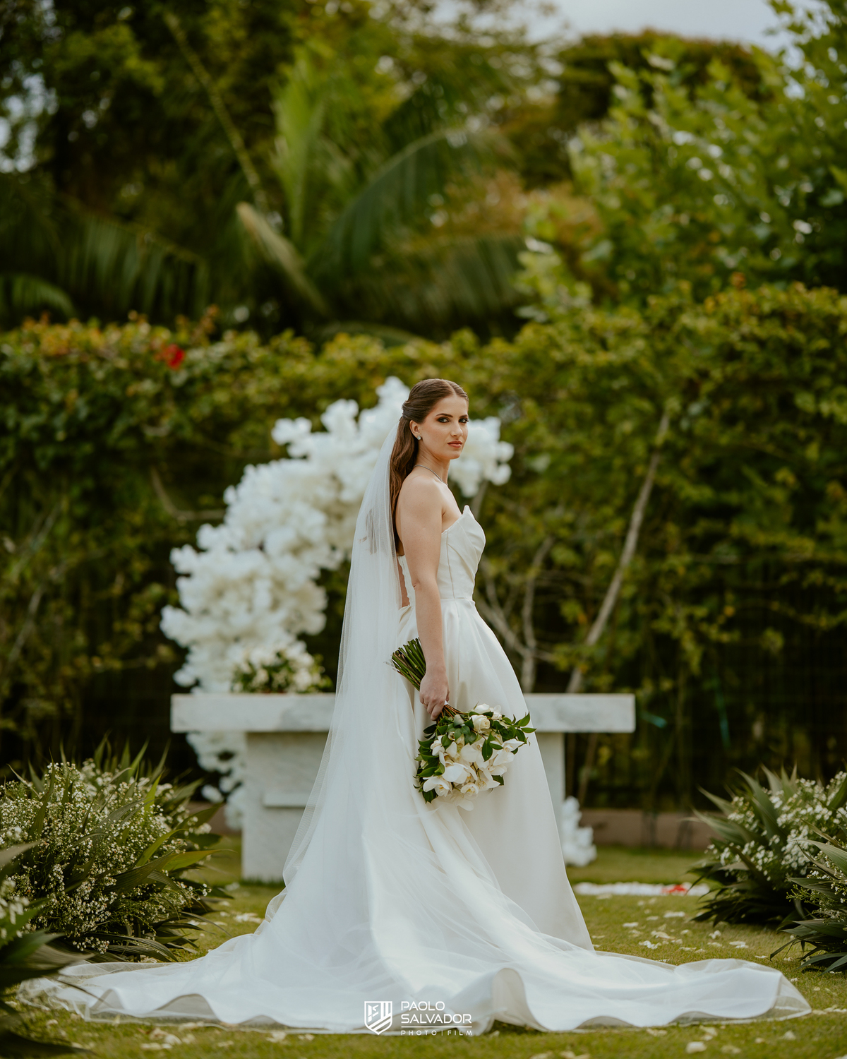 Ensaio dos noivos após a cerimônia no Colina Eventos em Brusque SC, casal caminhando e trocando carinho ao ar livre, fotografia de casamento em Brusque, Itajaí, Balneário Camboriú e região