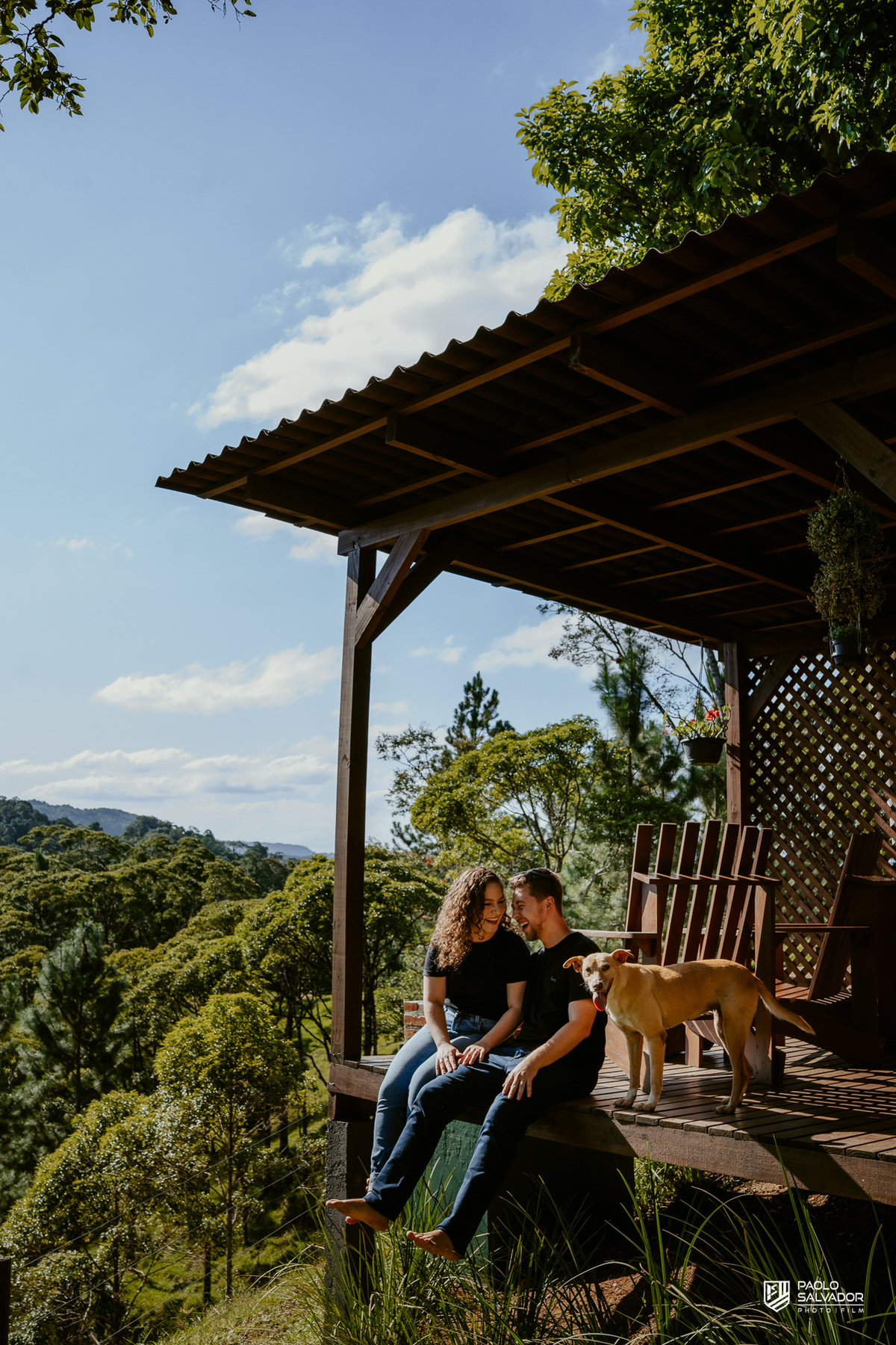 Casal em momento íntimo dentro da cabana nas Cabanas Morro São Bernardo em Rio dos Cedros, ensaio pré-wedding com clima aconchegante e natural, inspiração para ensaios na região de Altos Cedros e barragens.