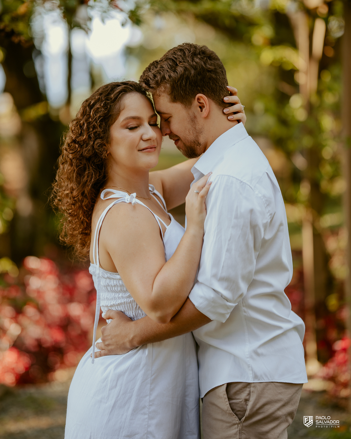 Casal abraçado em meio à natureza no Morro São Bernardo em Rio dos Cedros durante ensaio pré-wedding, com vegetação exuberante e atmosfera romântica típica da região de Altos Cedros e arredores.