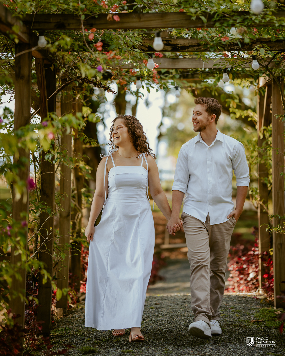 Casal abraçado em meio à natureza no Morro São Bernardo em Rio dos Cedros durante ensaio pré-wedding, com vegetação exuberante e atmosfera romântica típica da região de Altos Cedros e arredores.