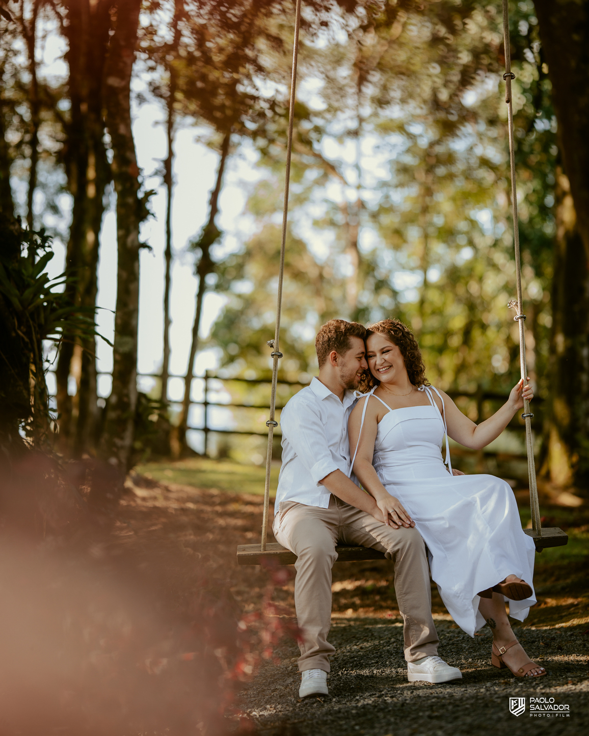 Casal abraçado em meio à natureza no Morro São Bernardo em Rio dos Cedros durante ensaio pré-wedding, com vegetação exuberante e atmosfera romântica típica da região de Altos Cedros e arredores.