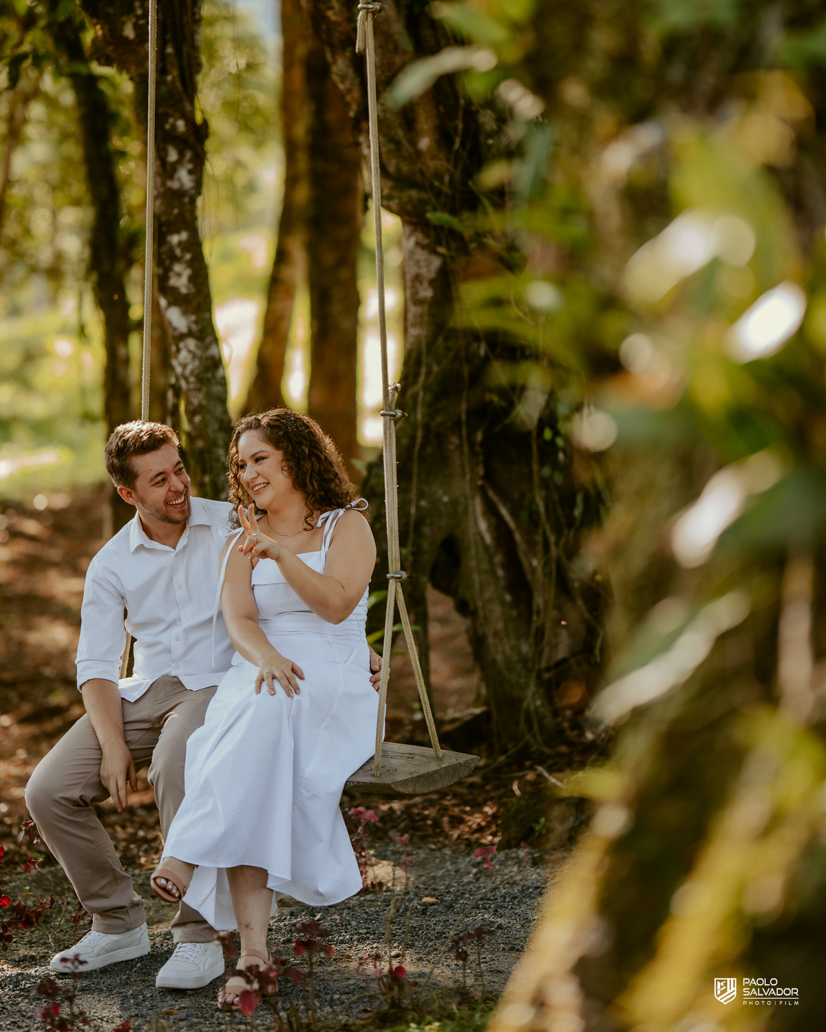 Casal abraçado em meio à natureza no Morro São Bernardo em Rio dos Cedros durante ensaio pré-wedding, com vegetação exuberante e atmosfera romântica típica da região de Altos Cedros e arredores.