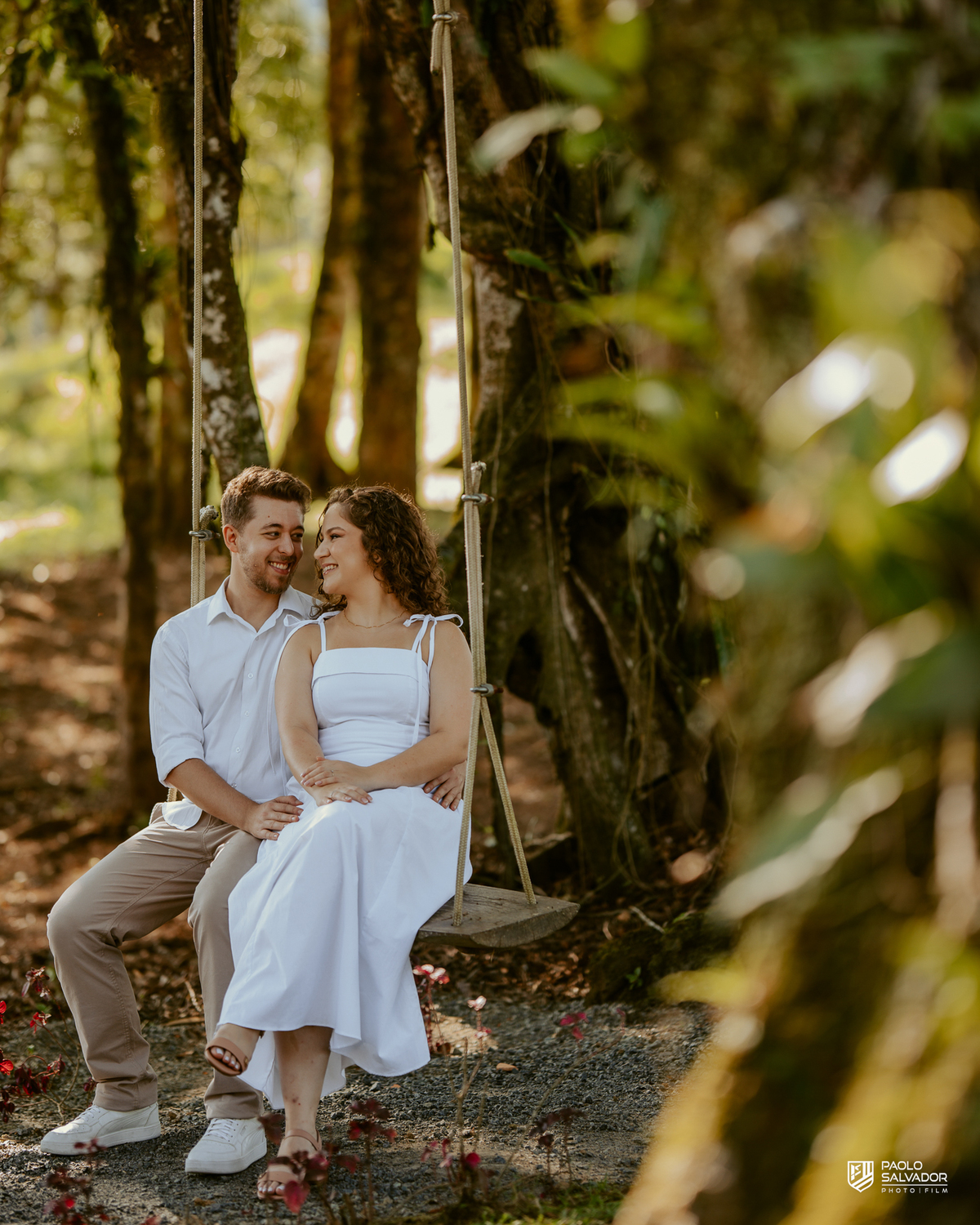Casal abraçado em meio à natureza no Morro São Bernardo em Rio dos Cedros durante ensaio pré-wedding, com vegetação exuberante e atmosfera romântica típica da região de Altos Cedros e arredores.