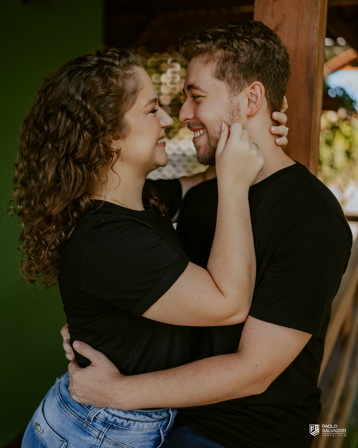 Close do casal sorrindo em ensaio pré-wedding em Rio dos Cedros, destacando conexão e espontaneidade em meio à natureza, ideal para quem busca ensaio na região das barragens como Rio Bonito e Palmeiras.
