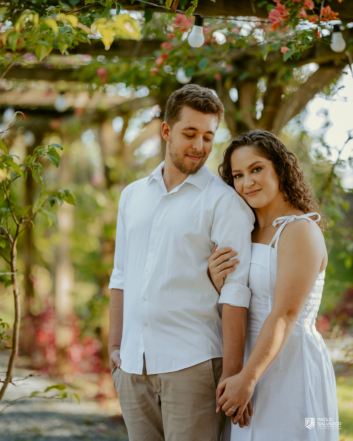 Casal caminhando juntos em estrada rural durante ensaio pré-wedding em Rio dos Cedros, com natureza ao redor e atmosfera leve, inspiração para ensaios em Altos Cedros e região das barragens.