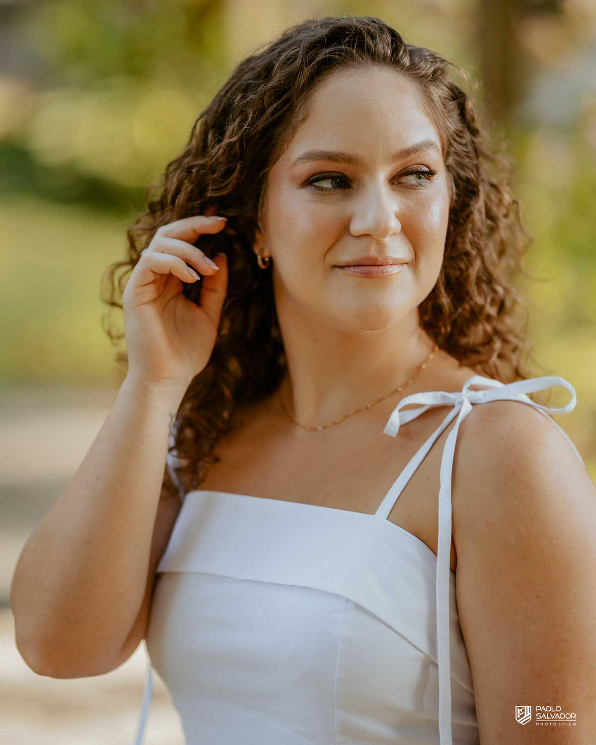 Casal abraçado em cerca de madeira no Morro São Bernardo em Rio dos Cedros durante ensaio pré-wedding, com luz suave e clima romântico, ideal para ensaios próximos às barragens.