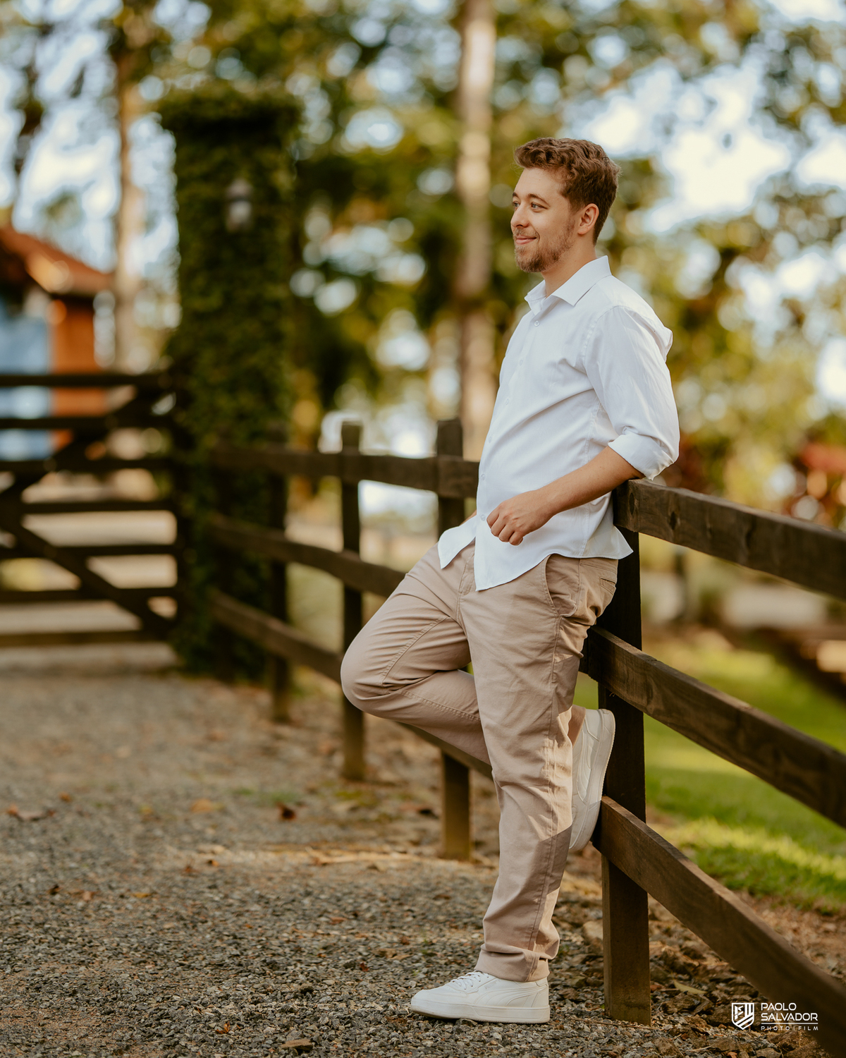 Casal em ensaio pré-wedding nas Cabanas Morro São Bernardo em Rio dos Cedros com luz de fim de tarde, conexão natural e ambiente exclusivo próximo às regiões das barragens.