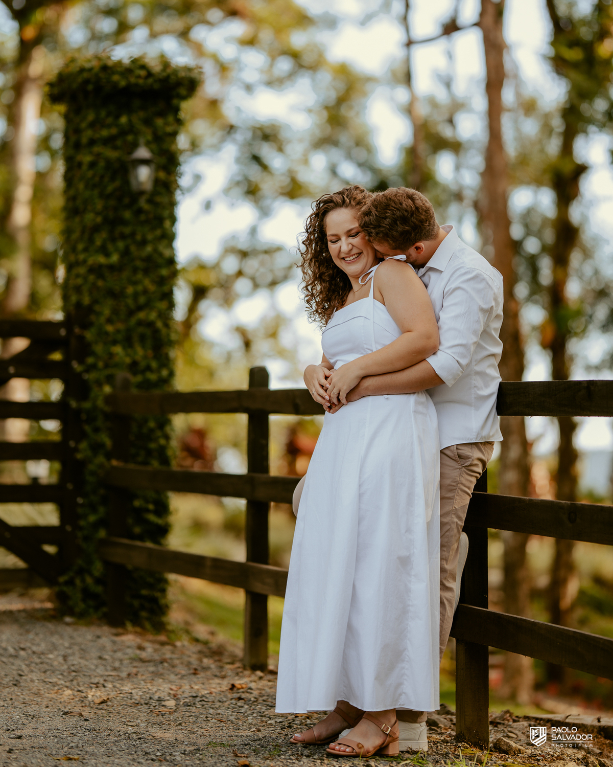 Casal em ensaio pré-wedding nas Cabanas Morro São Bernardo em Rio dos Cedros com luz de fim de tarde, conexão natural e ambiente exclusivo próximo às regiões das barragens.