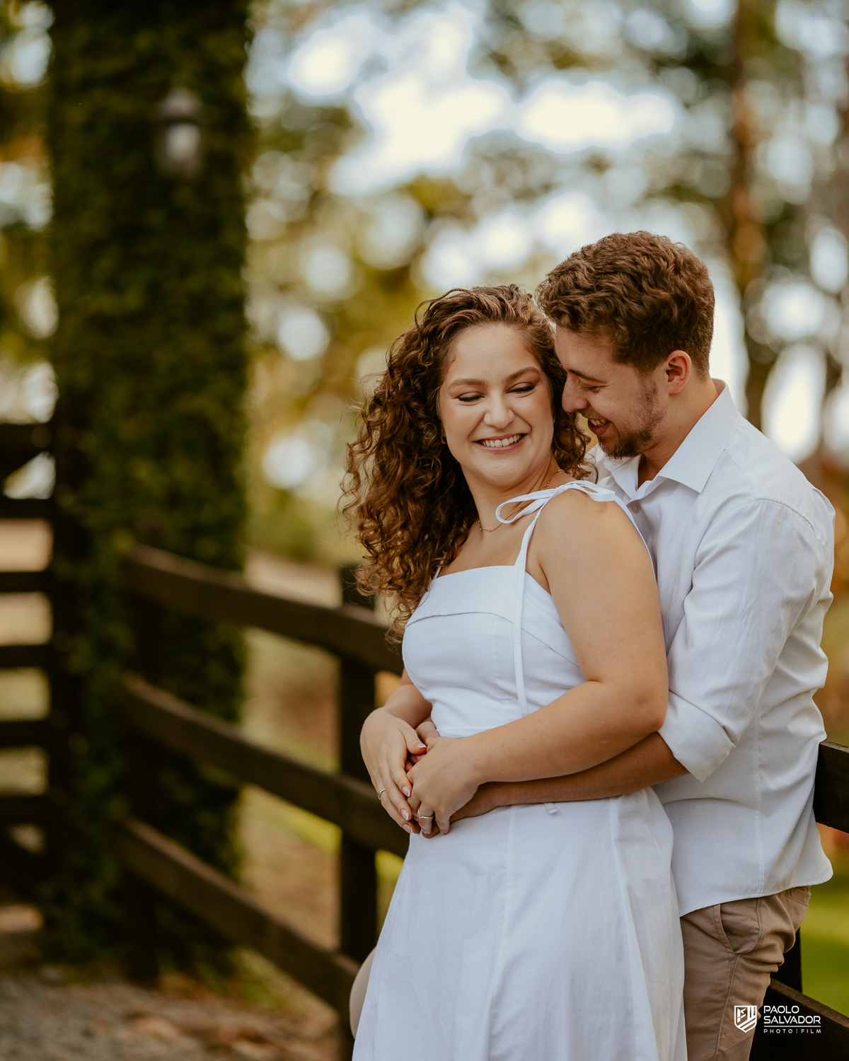 Casal em ensaio pré-wedding nas Cabanas Morro São Bernardo em Rio dos Cedros com luz de fim de tarde, conexão natural e ambiente exclusivo próximo às regiões das barragens.
